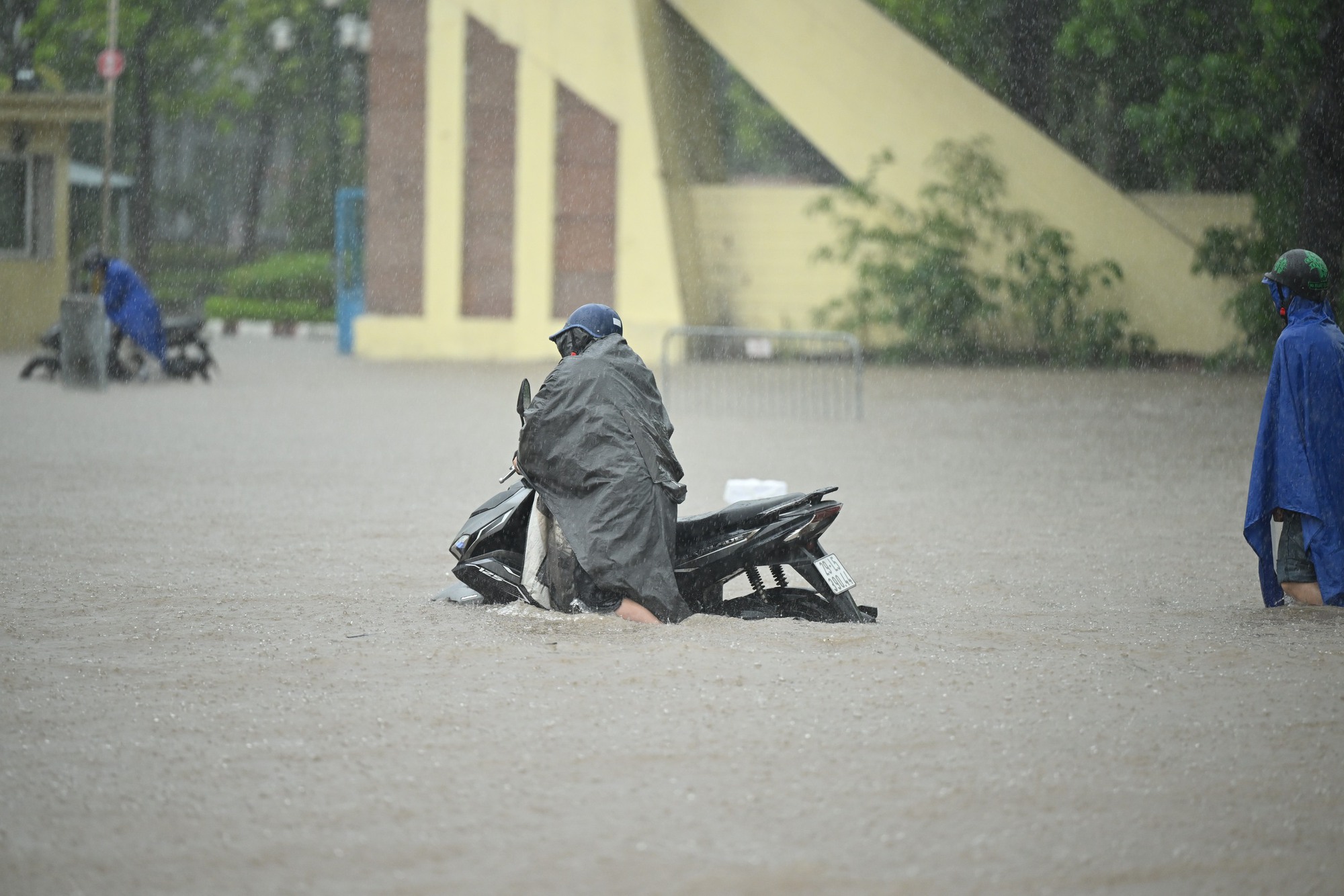 Hà Nội đang ngập khủng khiếp khắp nẻo đường: Người dân dùng xô múc nước tràn khỏi nhà- Ảnh 90.