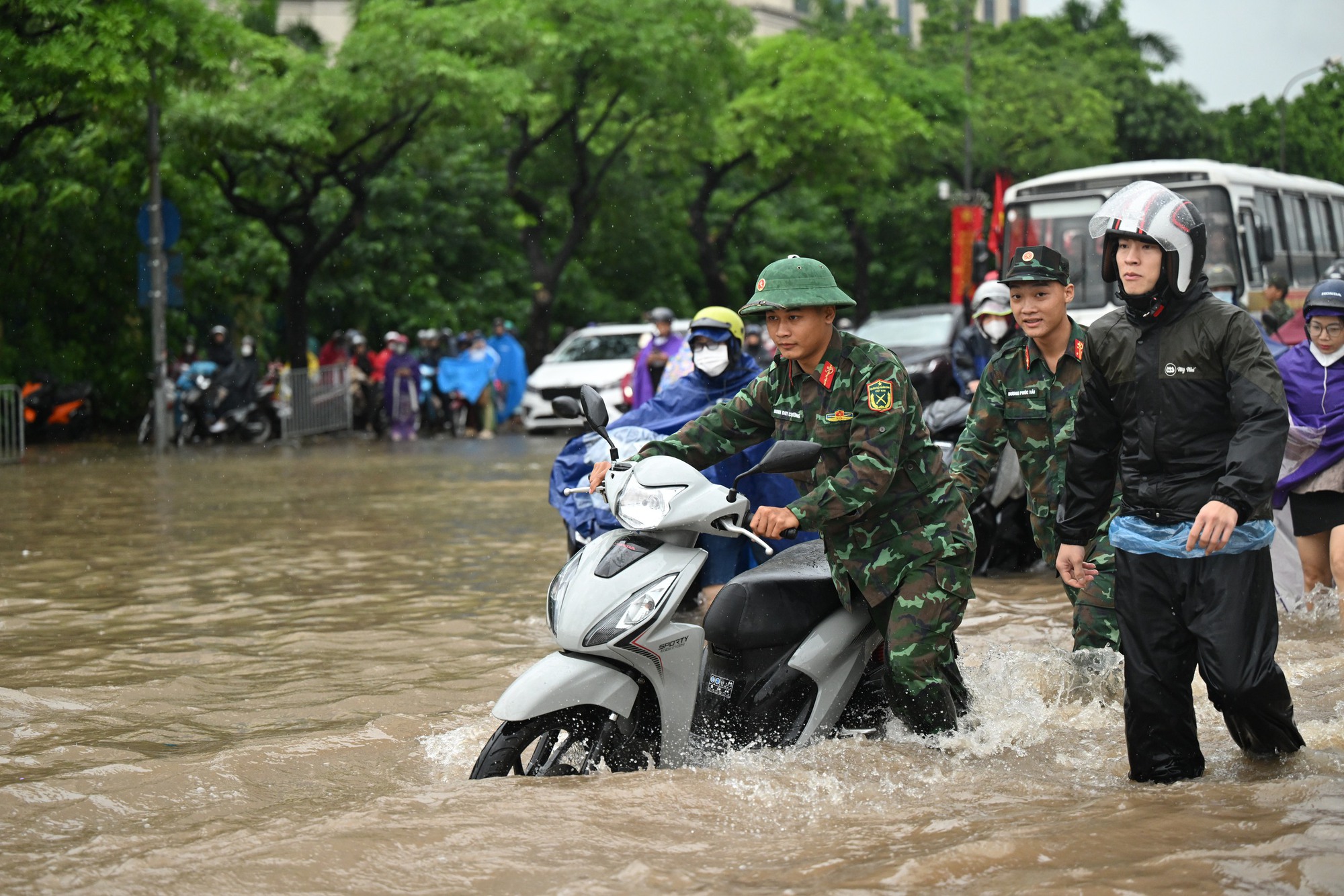 Hà Nội đang ngập khủng khiếp khắp nẻo đường: Người dân dùng xô múc nước tràn khỏi nhà- Ảnh 71.