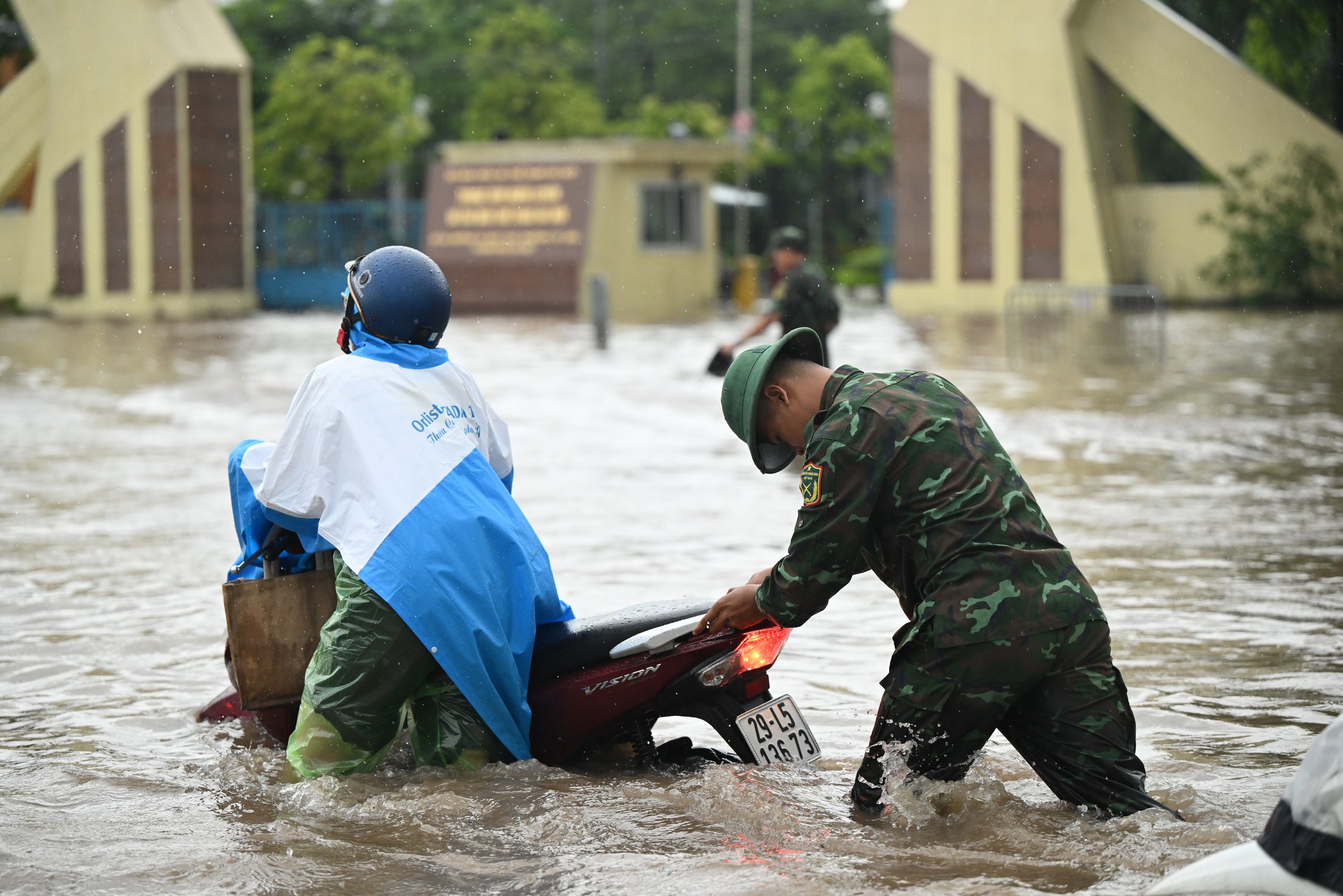 Hà Nội đang ngập khủng khiếp khắp nẻo đường: Người dân dùng xô múc nước tràn khỏi nhà- Ảnh 73.
