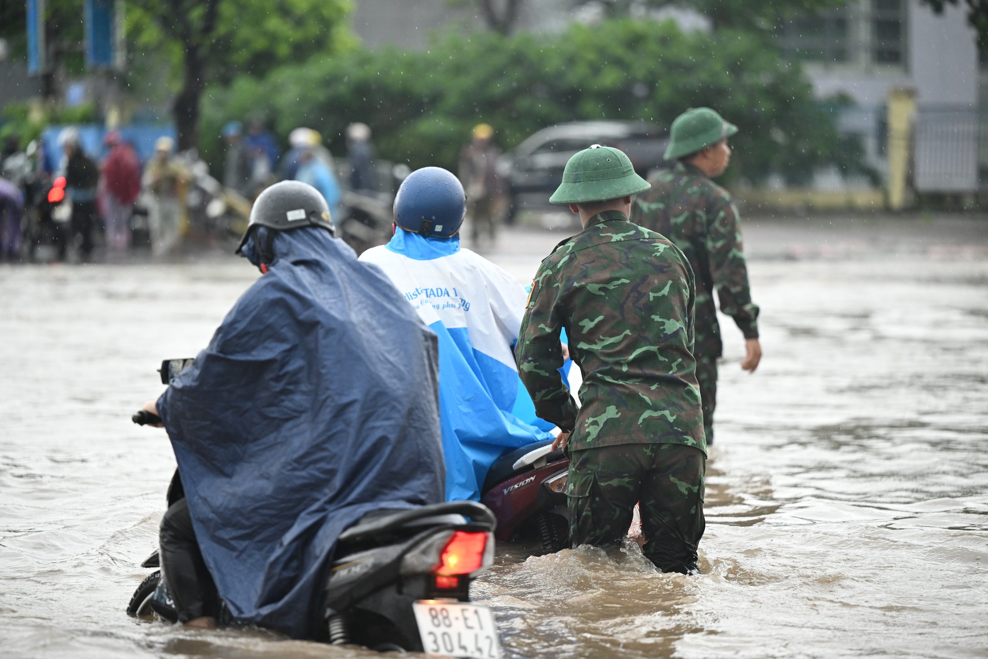 Hà Nội đang ngập khủng khiếp khắp nẻo đường: Người dân dùng xô múc nước tràn khỏi nhà- Ảnh 74.