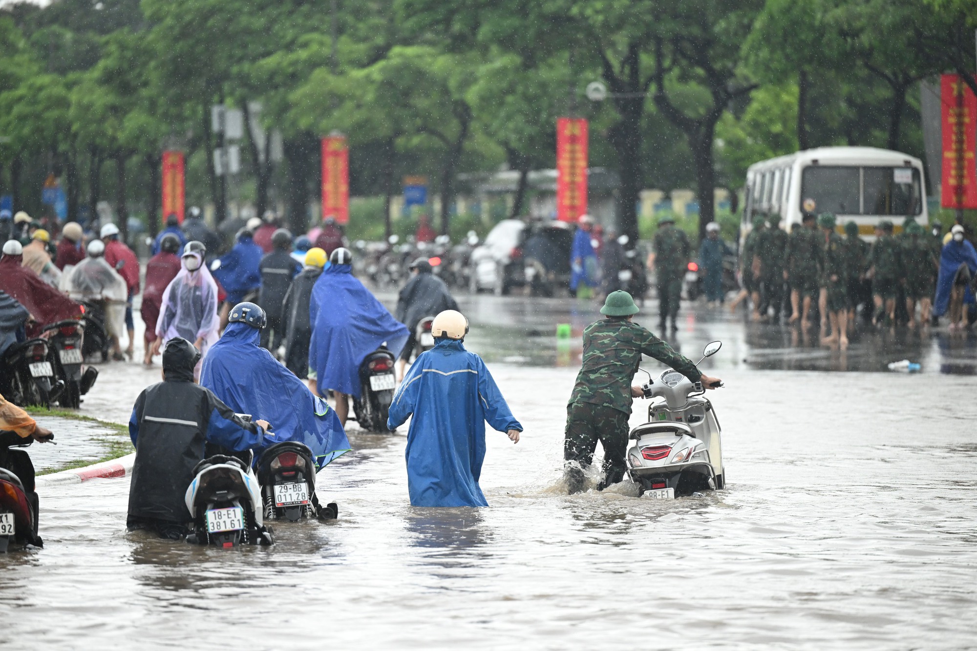 Hà Nội đang ngập khủng khiếp khắp nẻo đường: Người dân dùng xô múc nước tràn khỏi nhà- Ảnh 72.