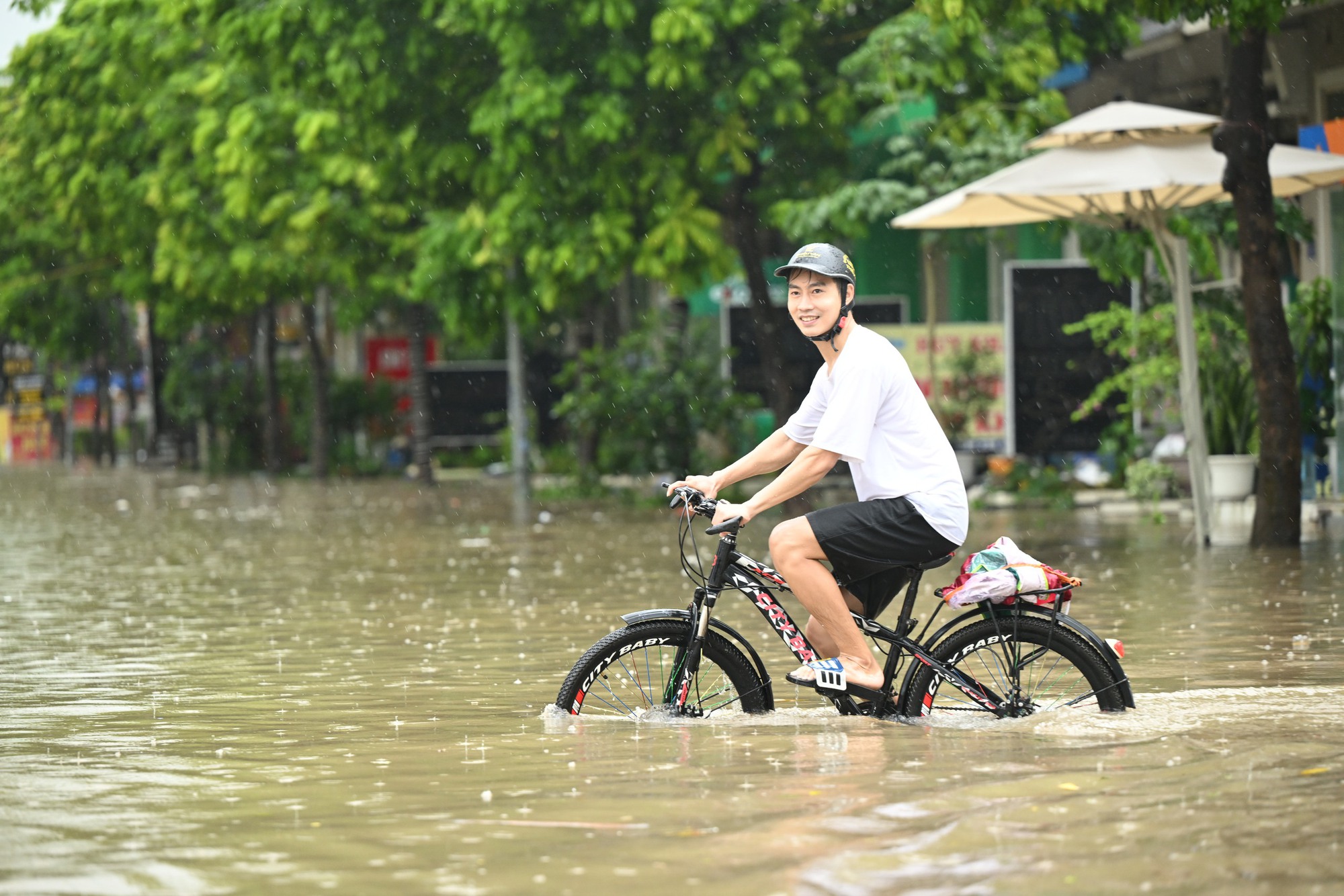Hà Nội đang ngập khủng khiếp khắp nẻo đường: Người dân dùng xô múc nước tràn khỏi nhà- Ảnh 9.