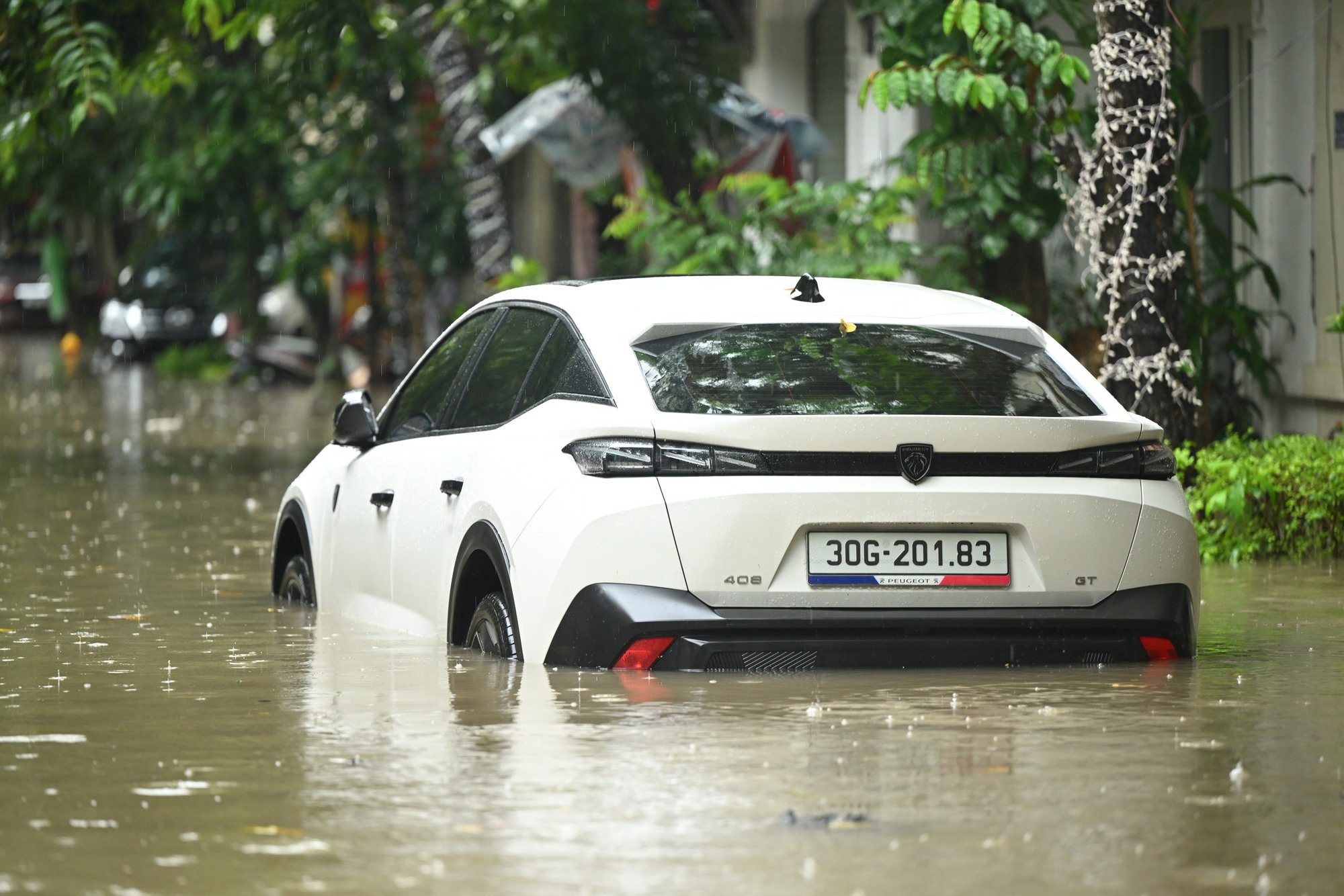 Hà Nội đang ngập khủng khiếp khắp nẻo đường: Người dân dùng xô múc nước tràn khỏi nhà- Ảnh 8.