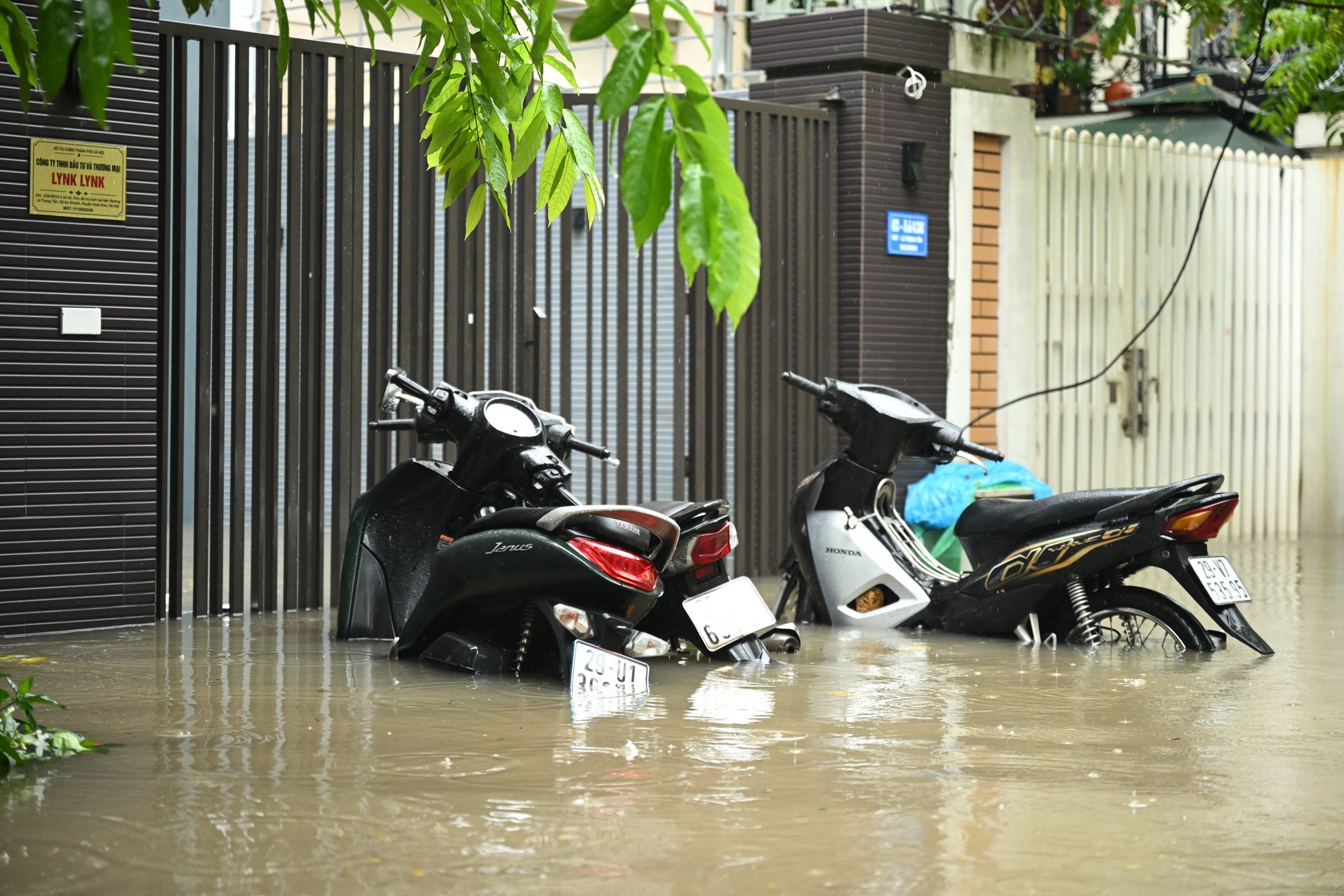 Hà Nội đang ngập khủng khiếp khắp nẻo đường: Người dân dùng xô múc nước tràn khỏi nhà- Ảnh 10.