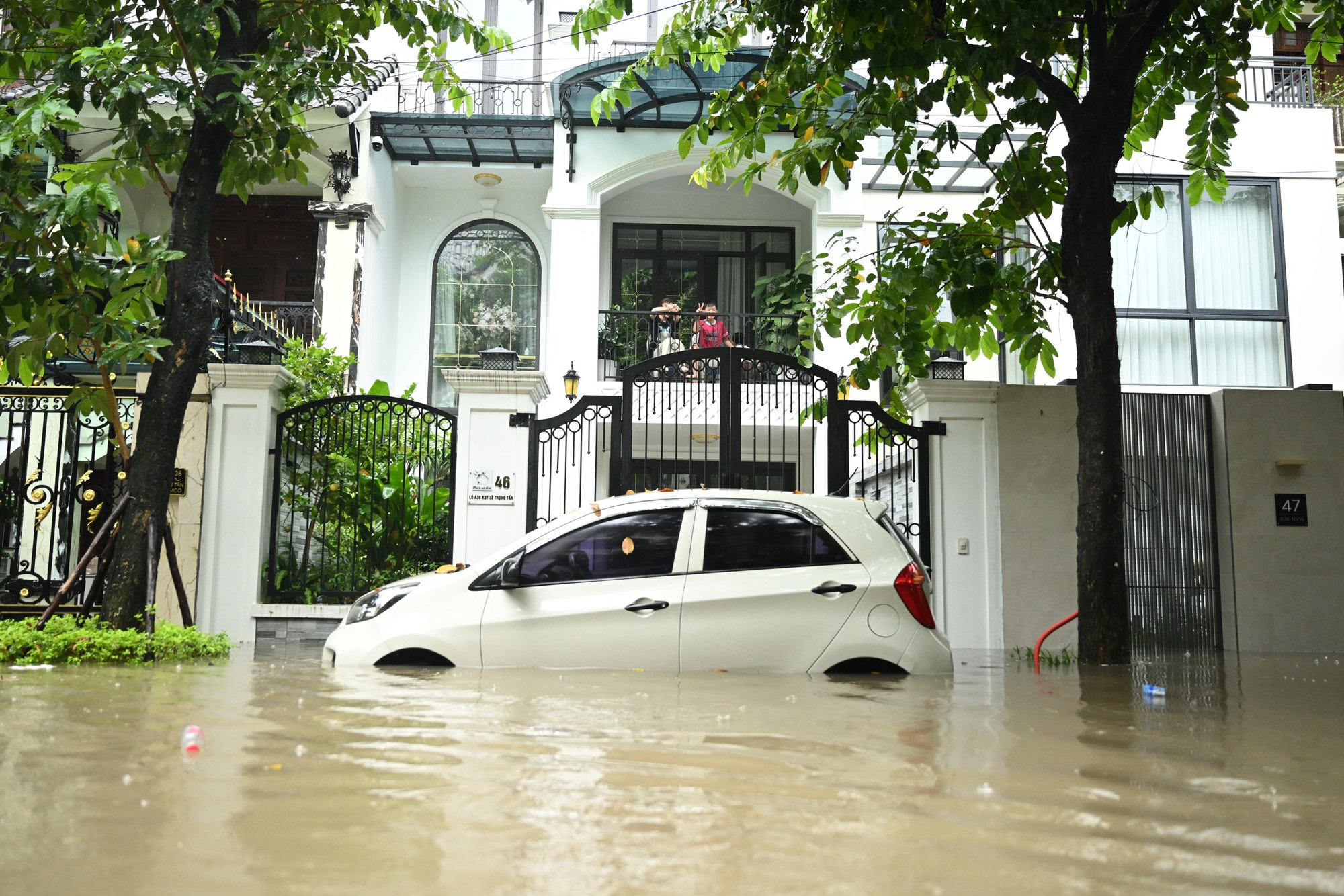 Hà Nội đang ngập khủng khiếp khắp nẻo đường: Người dân dùng xô múc nước tràn khỏi nhà- Ảnh 7.