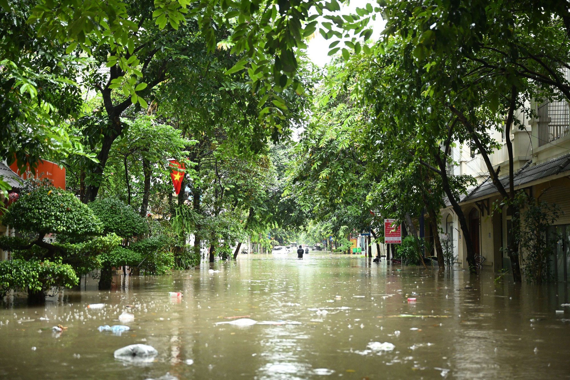 Hà Nội đang ngập khủng khiếp khắp nẻo đường: Người dân dùng xô múc nước tràn khỏi nhà- Ảnh 2.