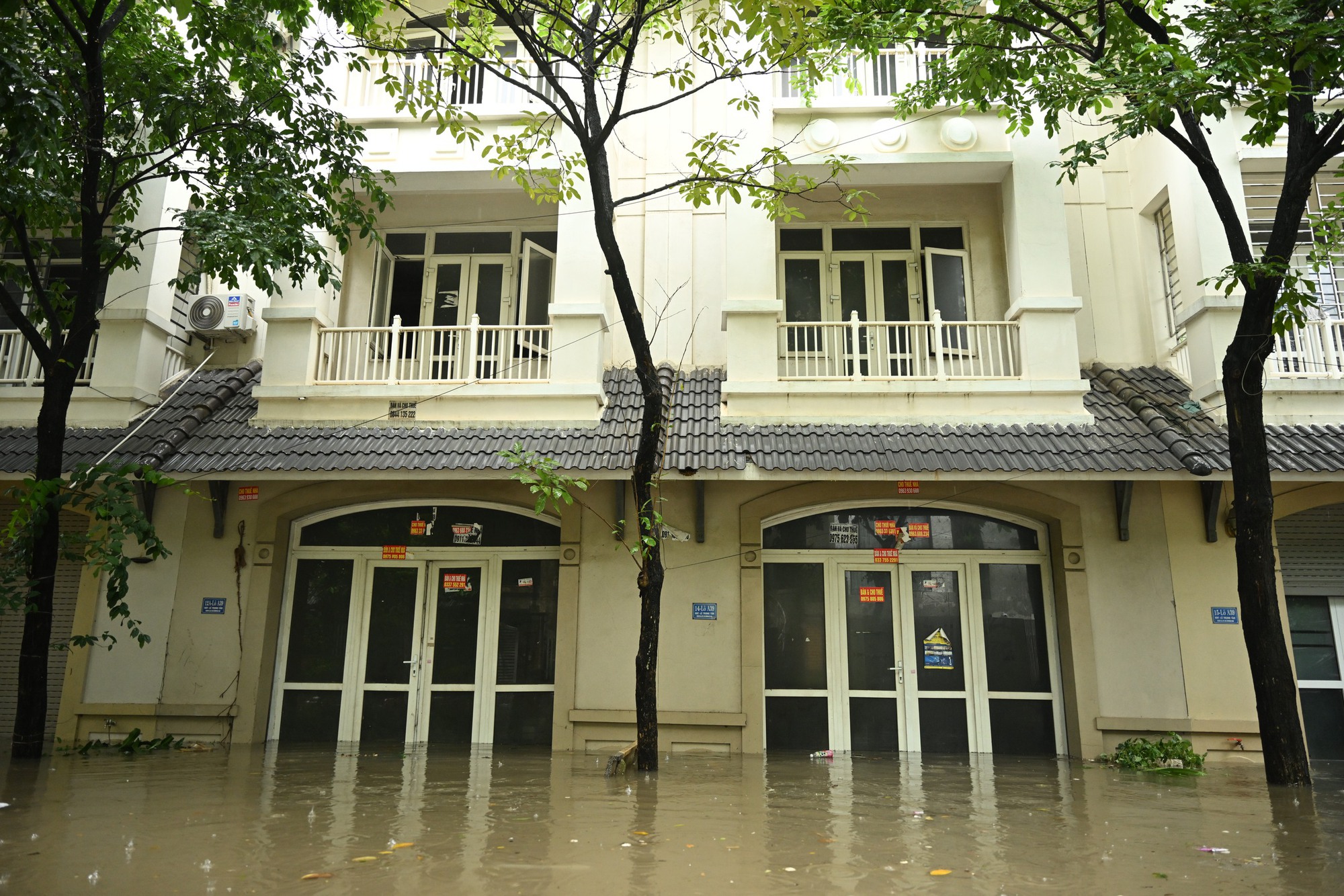 Hà Nội đang ngập khủng khiếp khắp nẻo đường: Người dân dùng xô múc nước tràn khỏi nhà- Ảnh 3.