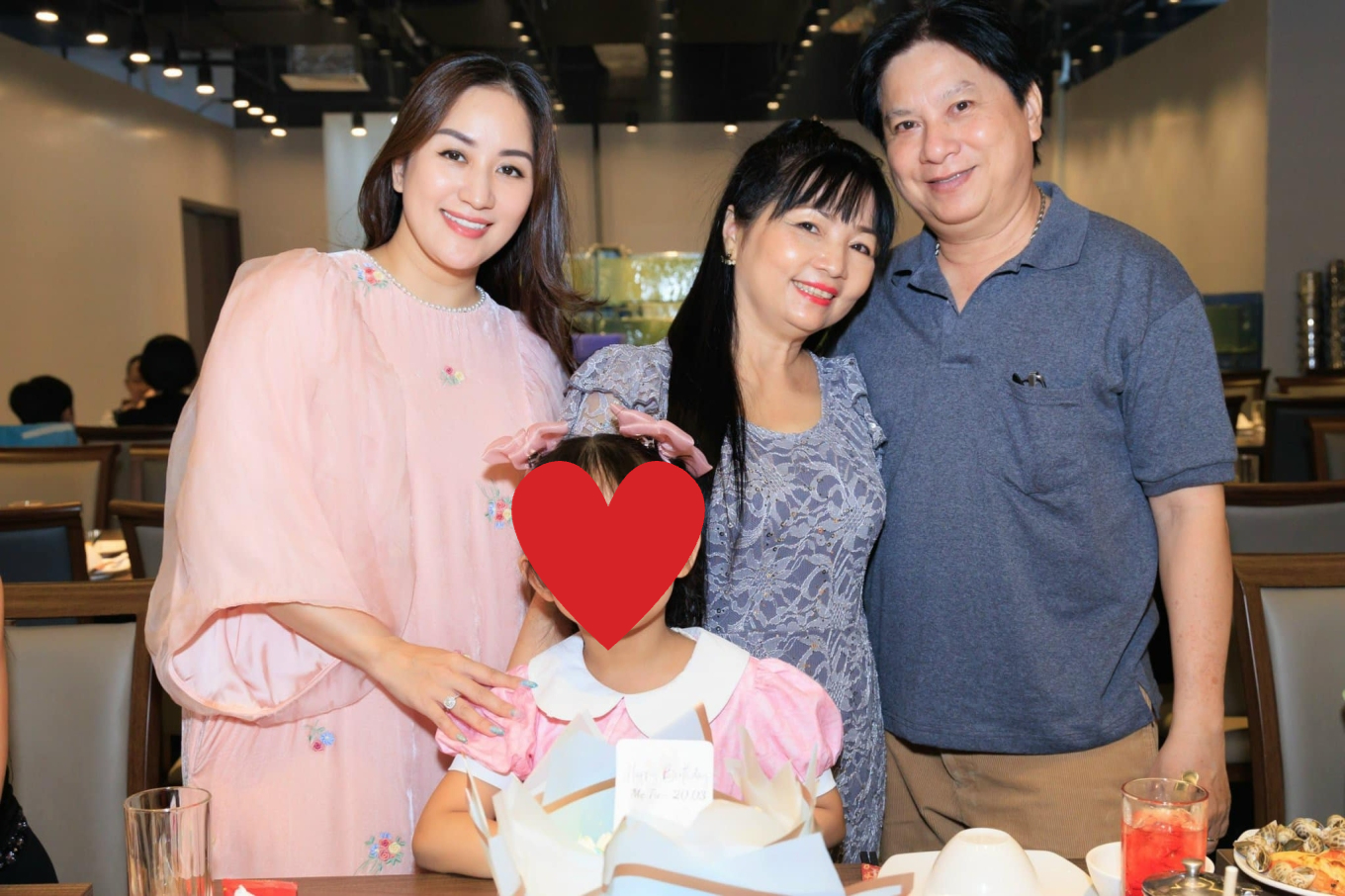 edit-khanh-thi-me-chong-jpeg-2892-1710950820-17561903874321804174799-1756203135757-1756203141006777698673.jpeg