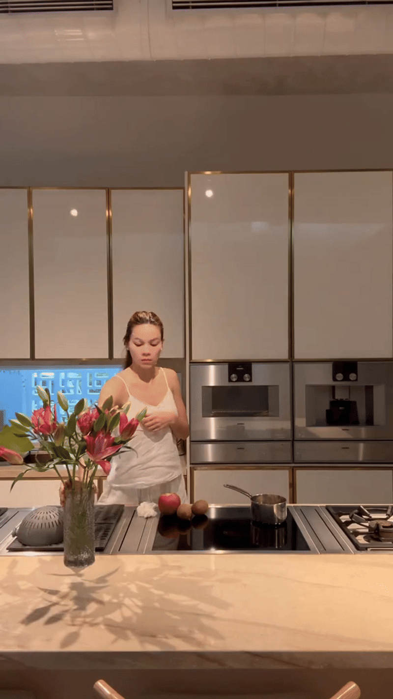 Một ngày của Hà Hồ gây sốt TikTok: Đẹp thôi chưa đủ, ghi điểm nhất là cách dạy con &quot;chuẩn sách giáo khoa&quot;!- Ảnh 1.