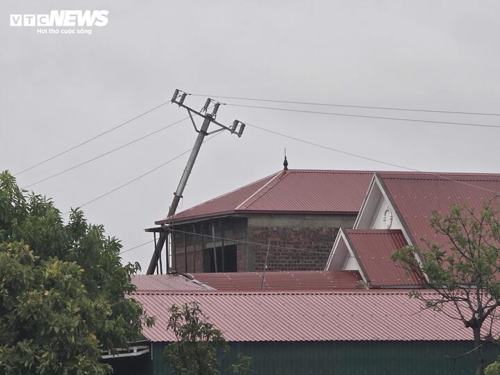 Tan hoang sau bão số 5: Cây cối ngã rạp, nhà cửa tốc mái, ngập lũ chia cắt - Ảnh 9.