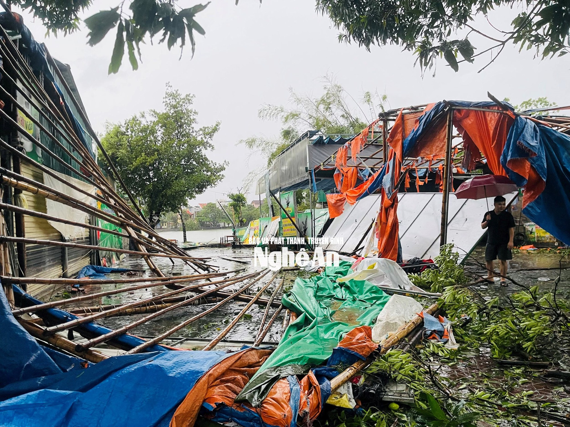 Hình ảnh tan hoang bên trong Bệnh viện Sản Nhi Nghệ An sau khi bão số 5 đi qua, thương quá miền Trung ơi! - Ảnh 13. Hình ảnh tan hoang bên trong Bệnh viện Sản Nhi Nghệ An sau khi bão số 5 đi qua, thương quá miền Trung ơi! - Ảnh 13.