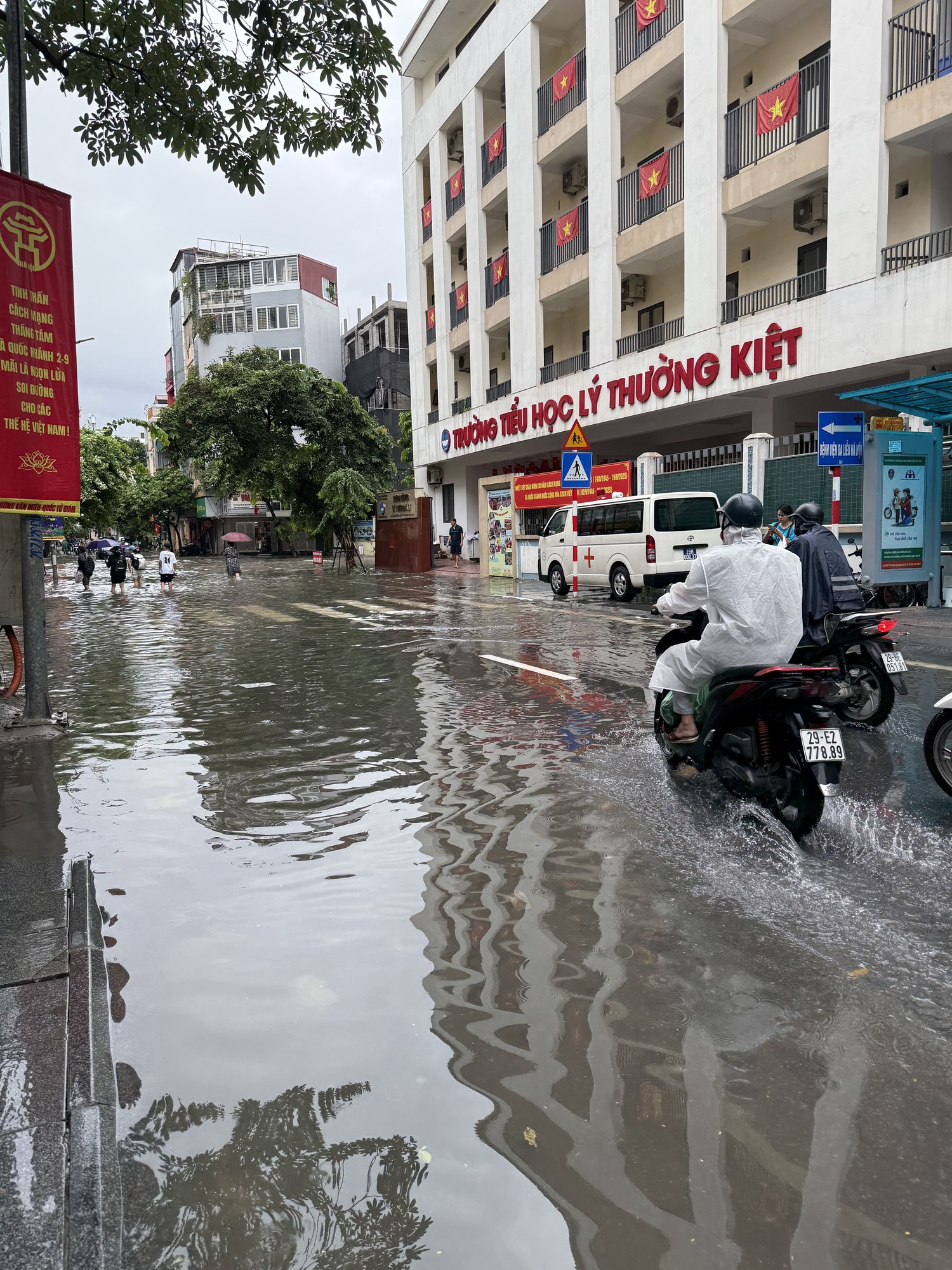 Đưa con đi học: Thử thách lớn nhất sáng nay của phụ huynh! - Ảnh 5.