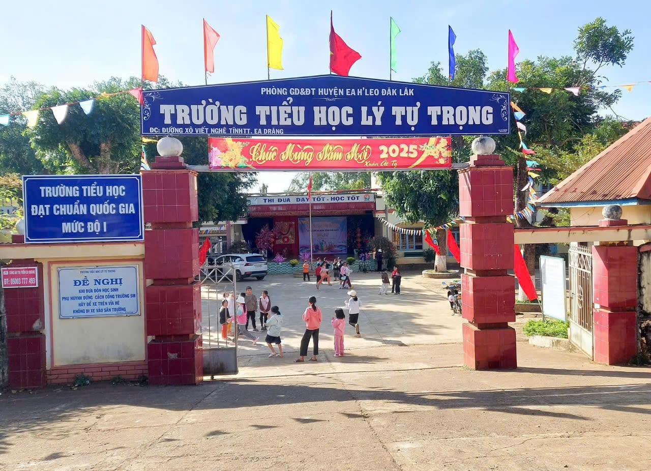 Phụ huynh phản ứng vì trường yêu cầu mặc đồng phục nhiều màu sắc trong tuần- Ảnh 1.