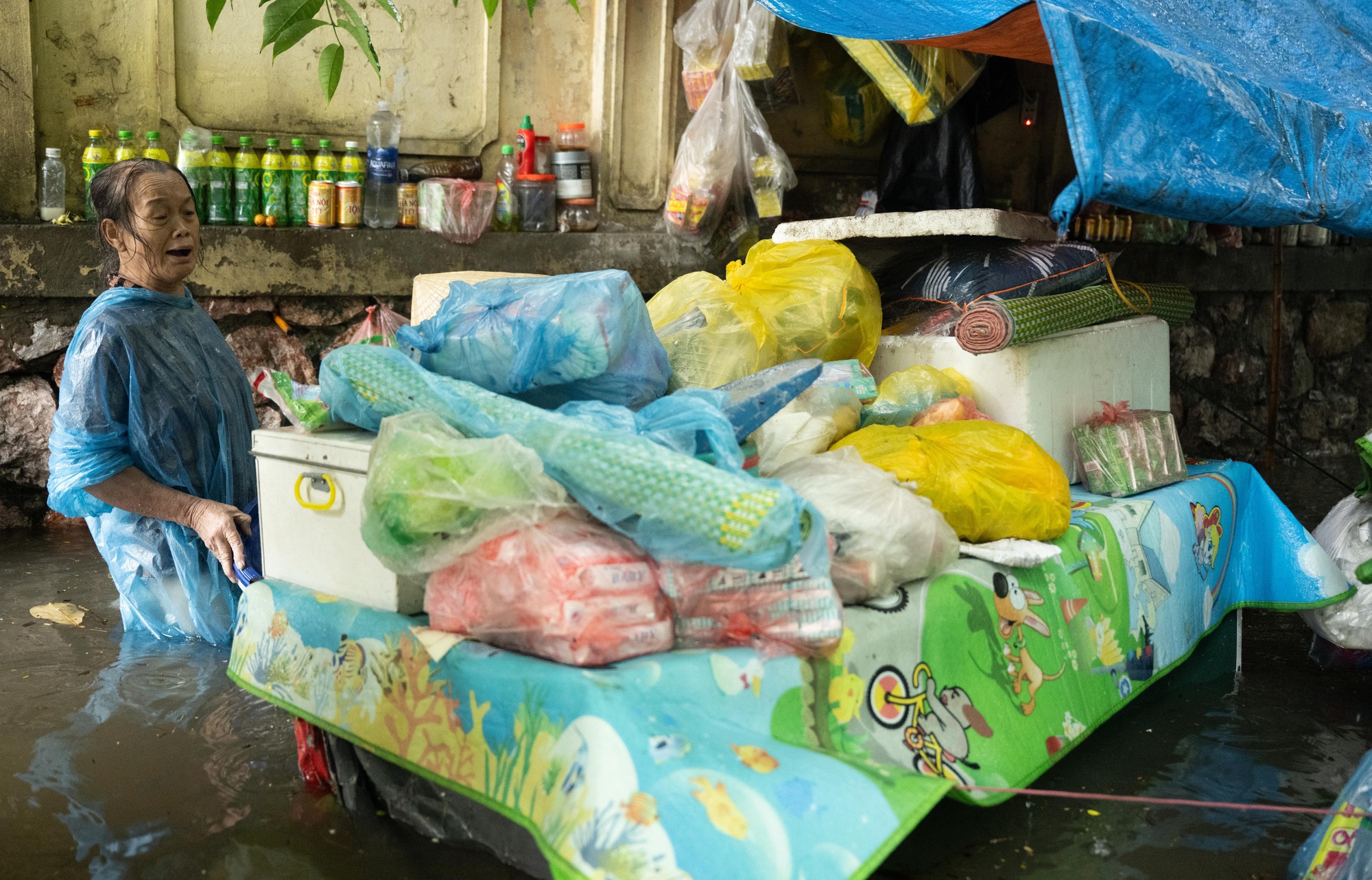 Hà Nội đang ngập khủng khiếp khắp nẻo đường: Người dân dùng xô múc nước tràn khỏi nhà- Ảnh 43.