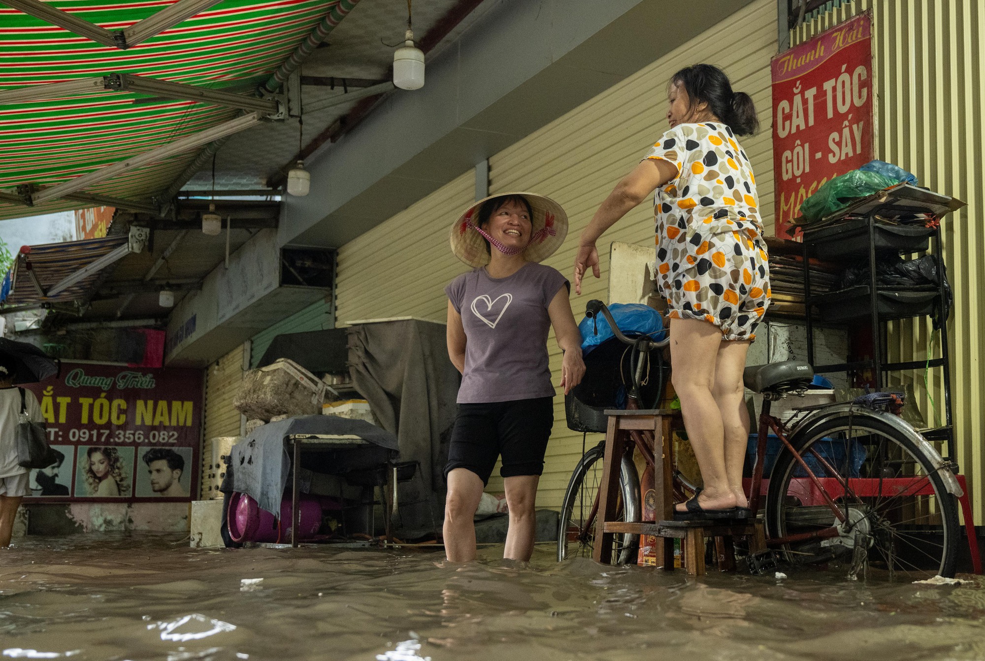 Hà Nội đang ngập khủng khiếp khắp nẻo đường: Người dân dùng xô múc nước tràn khỏi nhà- Ảnh 42.