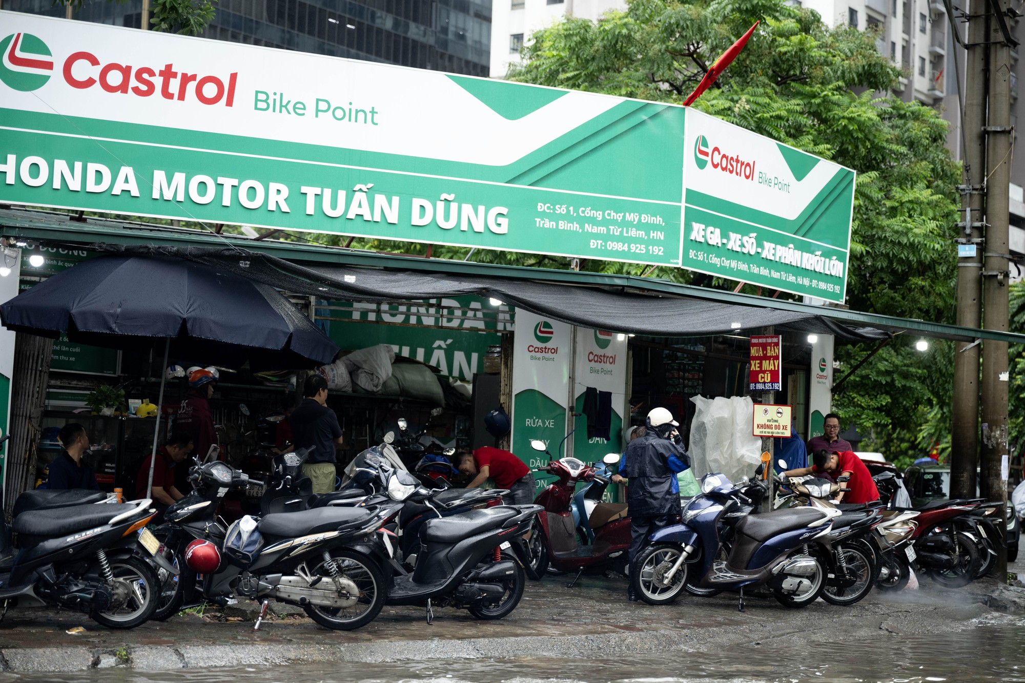 Hà Nội mưa ngập kinh hoàng: Tiệm sửa xe &quot;hốt bạc&quot;, dân công sở chi 150.000 đồng để kịp giờ làm - Ảnh 6.