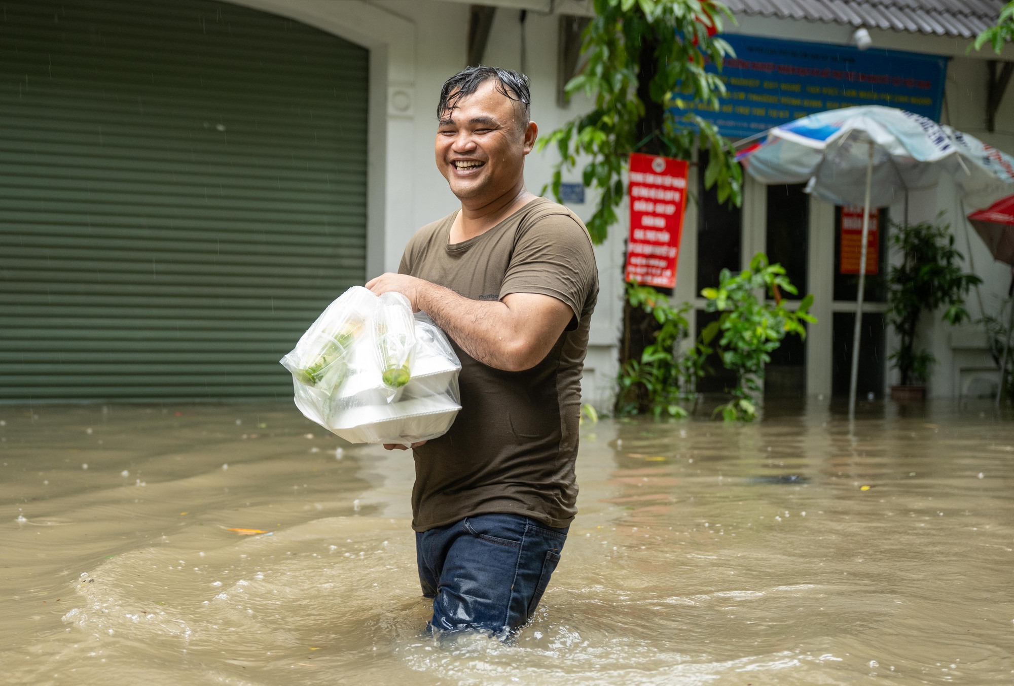 Hà Nội đang ngập khủng khiếp khắp nẻo đường: Người dân dùng xô múc nước tràn khỏi nhà- Ảnh 11.
