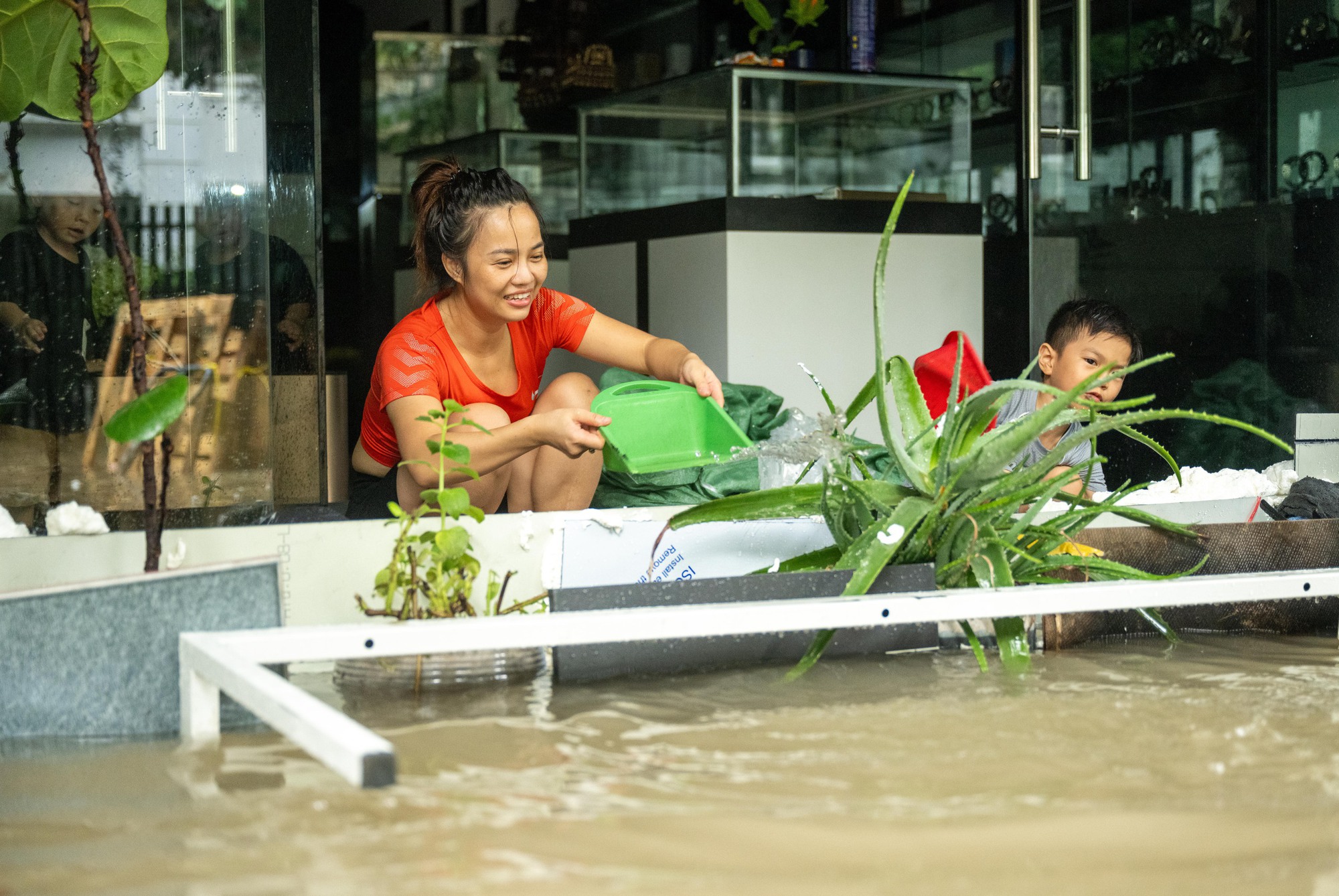 Hà Nội đang ngập khủng khiếp khắp nẻo đường: Người dân dùng xô múc nước tràn khỏi nhà- Ảnh 6.