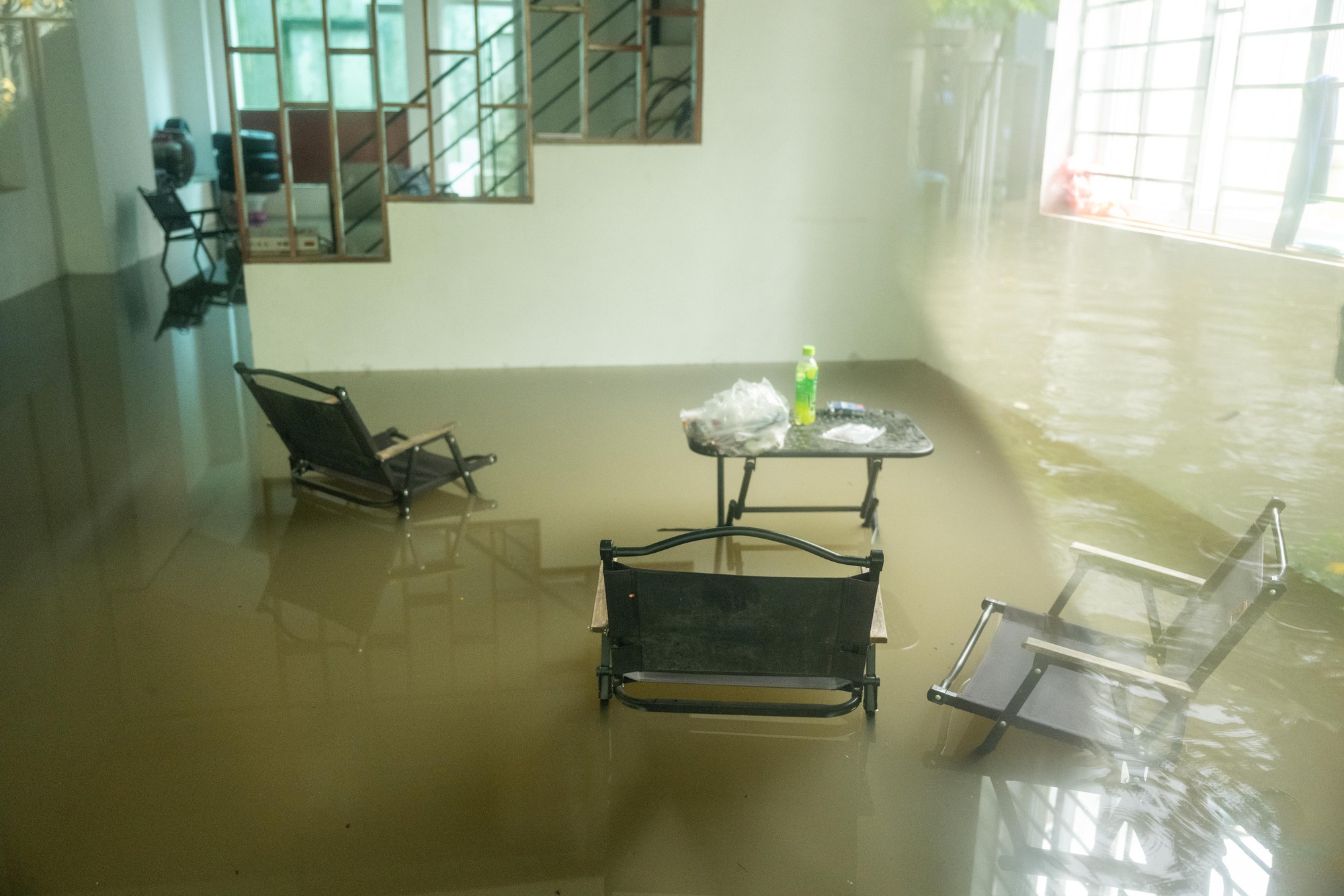Hà Nội đang ngập khủng khiếp khắp nẻo đường: Người dân dùng xô múc nước tràn khỏi nhà- Ảnh 5.