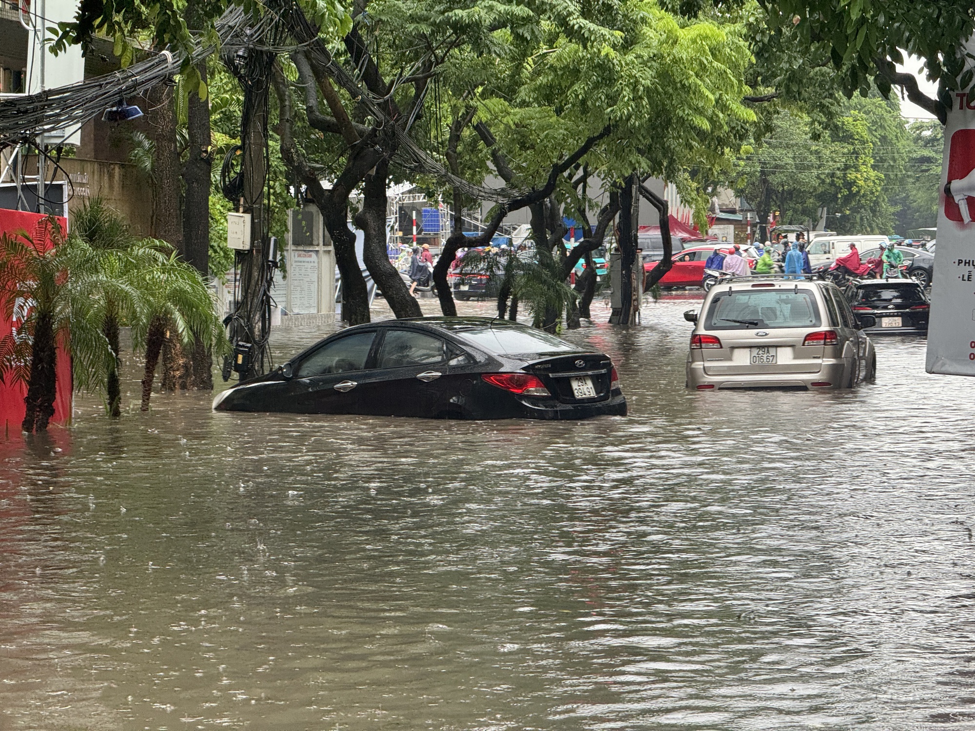 Hà Nội đang ngập khủng khiếp khắp nẻo đường: Người dân dùng xô múc nước tràn khỏi nhà- Ảnh 58.