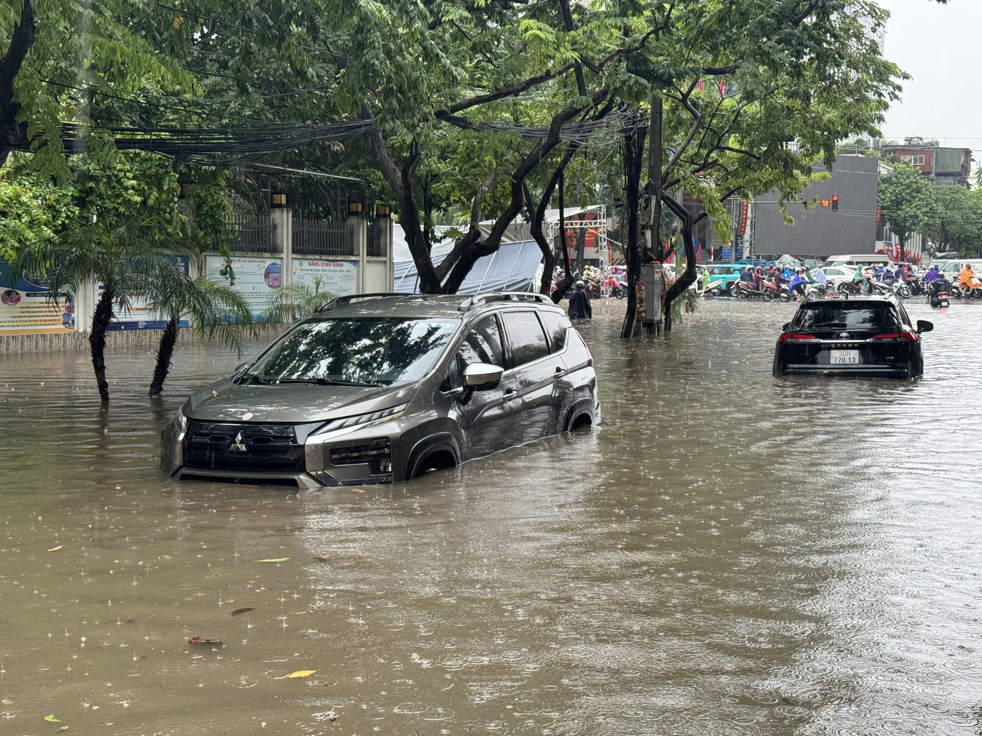 Hà Nội đang ngập khủng khiếp khắp nẻo đường: Người dân dùng xô múc nước tràn khỏi nhà- Ảnh 59.