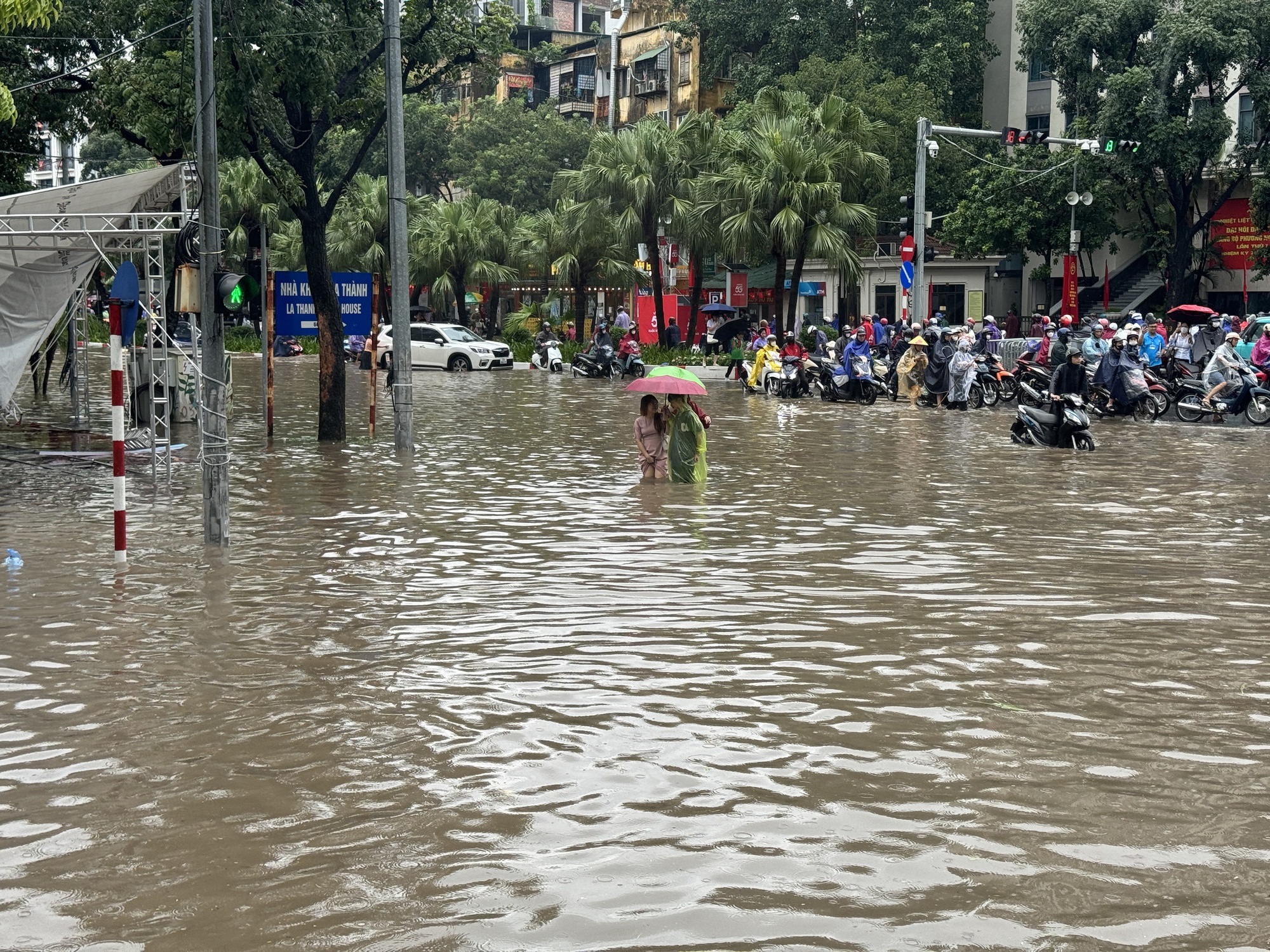 Hà Nội đang ngập khủng khiếp khắp nẻo đường: Người dân dùng xô múc nước tràn khỏi nhà- Ảnh 57.