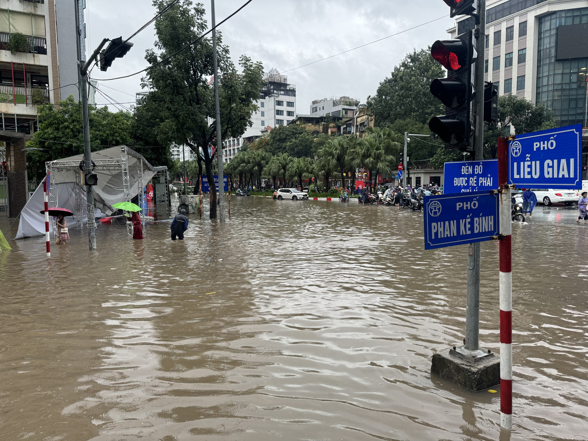 Hà Nội đang ngập khủng khiếp khắp nẻo đường: Người dân dùng xô múc nước tràn khỏi nhà- Ảnh 60.