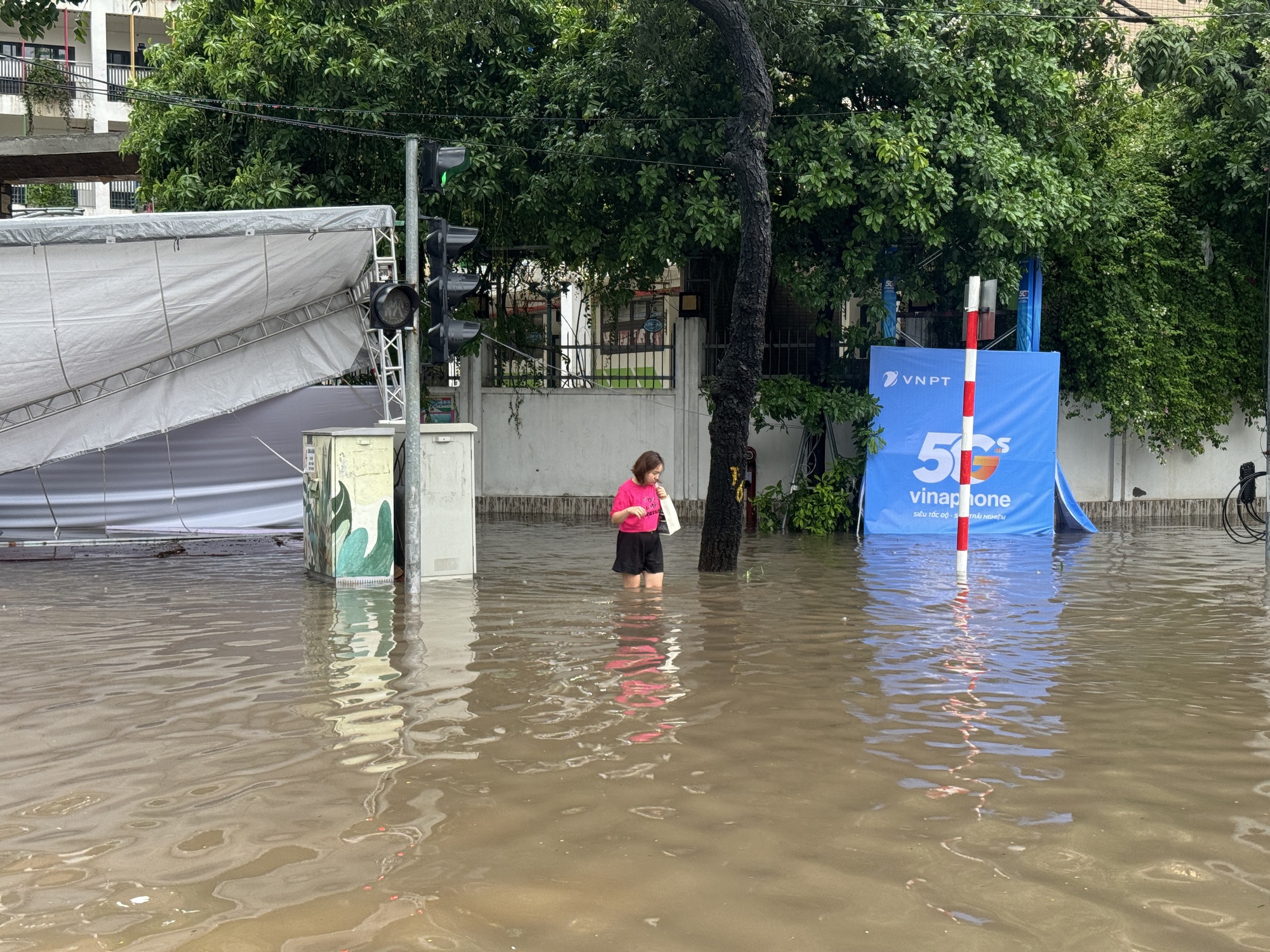 Hà Nội đang ngập khủng khiếp khắp nẻo đường: Người dân dùng xô múc nước tràn khỏi nhà- Ảnh 67.