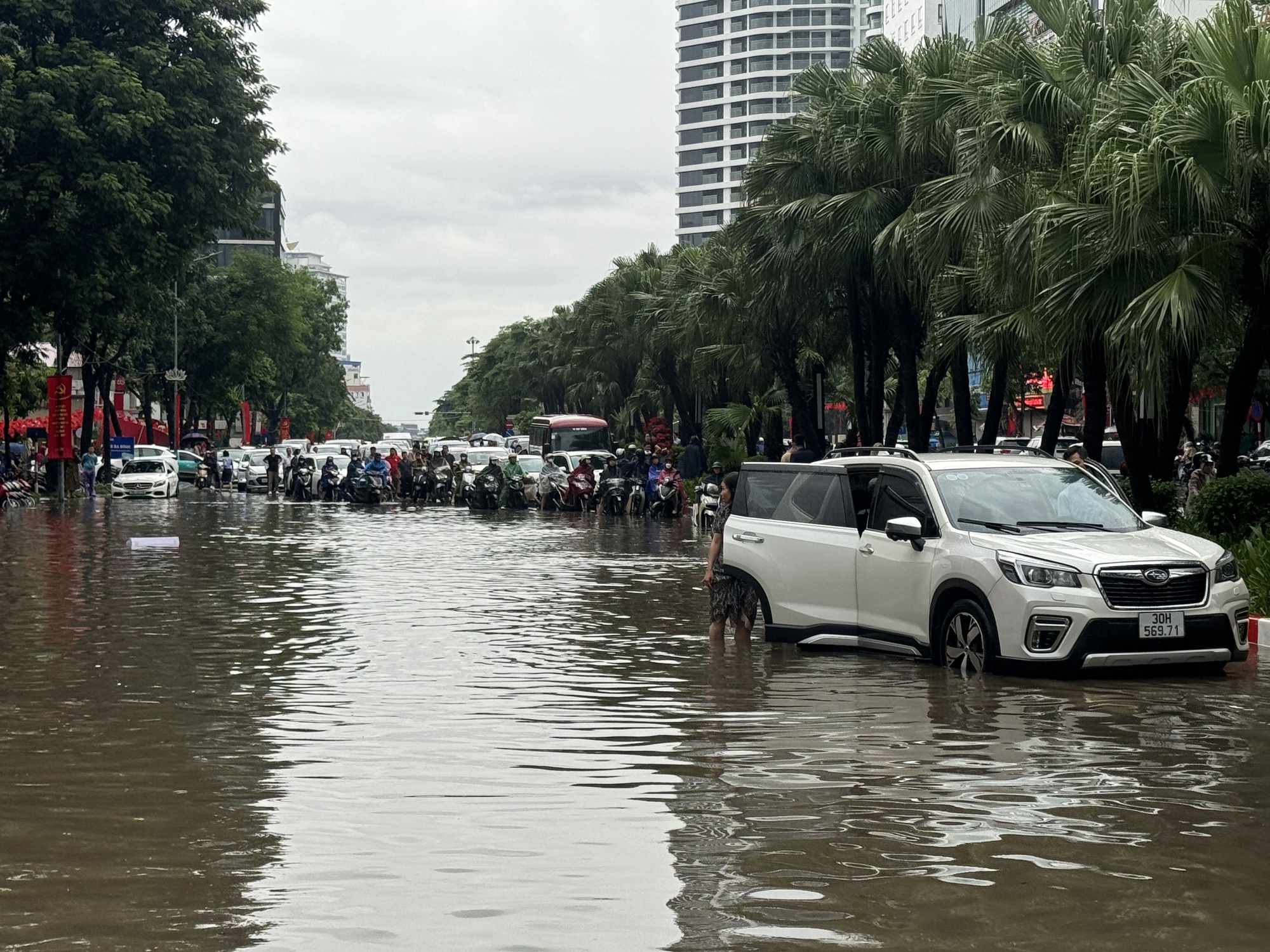 Hà Nội đang ngập khủng khiếp khắp nẻo đường: Người dân dùng xô múc nước tràn khỏi nhà- Ảnh 66.