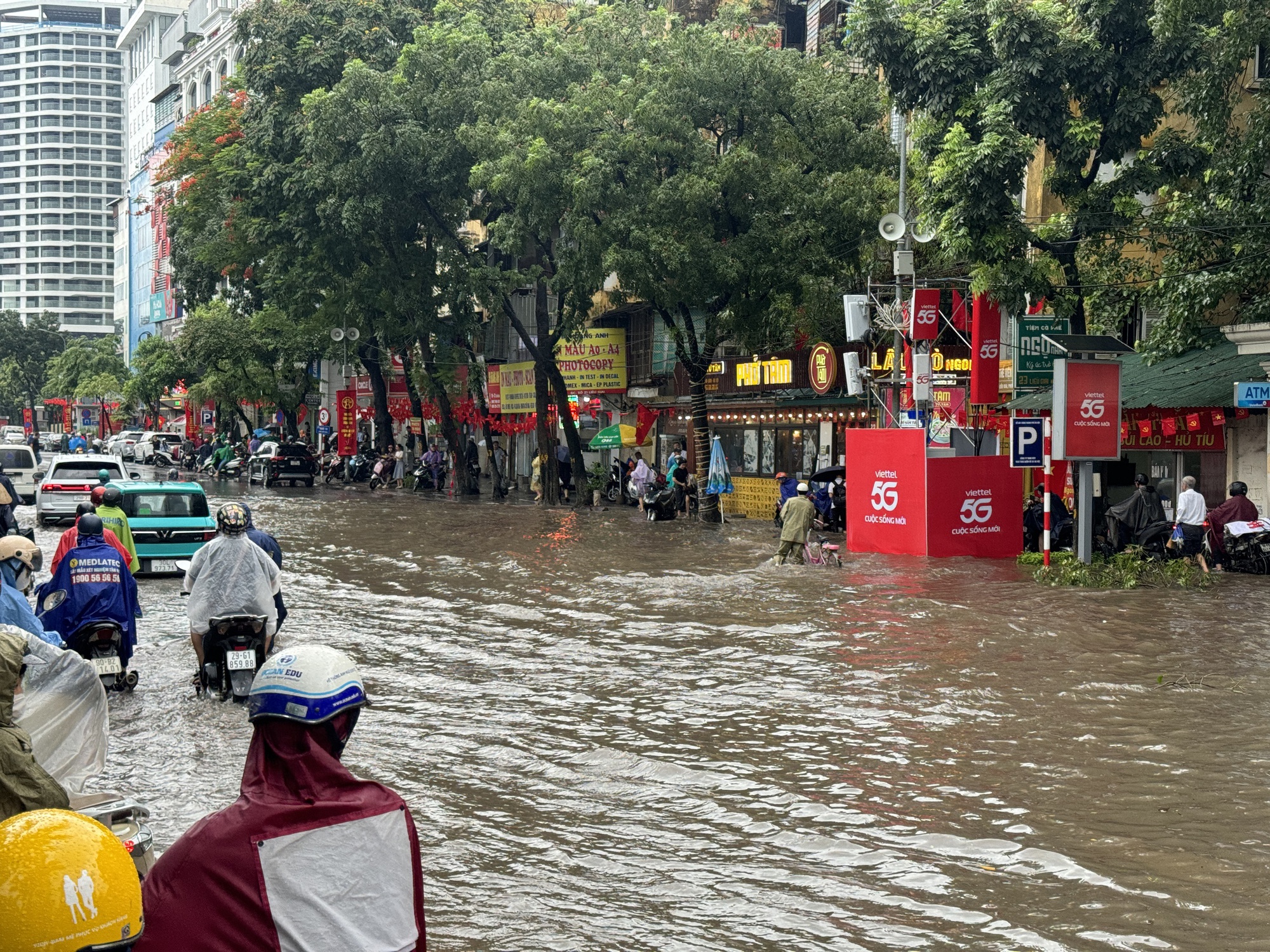 Hà Nội đang ngập khủng khiếp khắp nẻo đường: Người dân dùng xô múc nước tràn khỏi nhà- Ảnh 68.