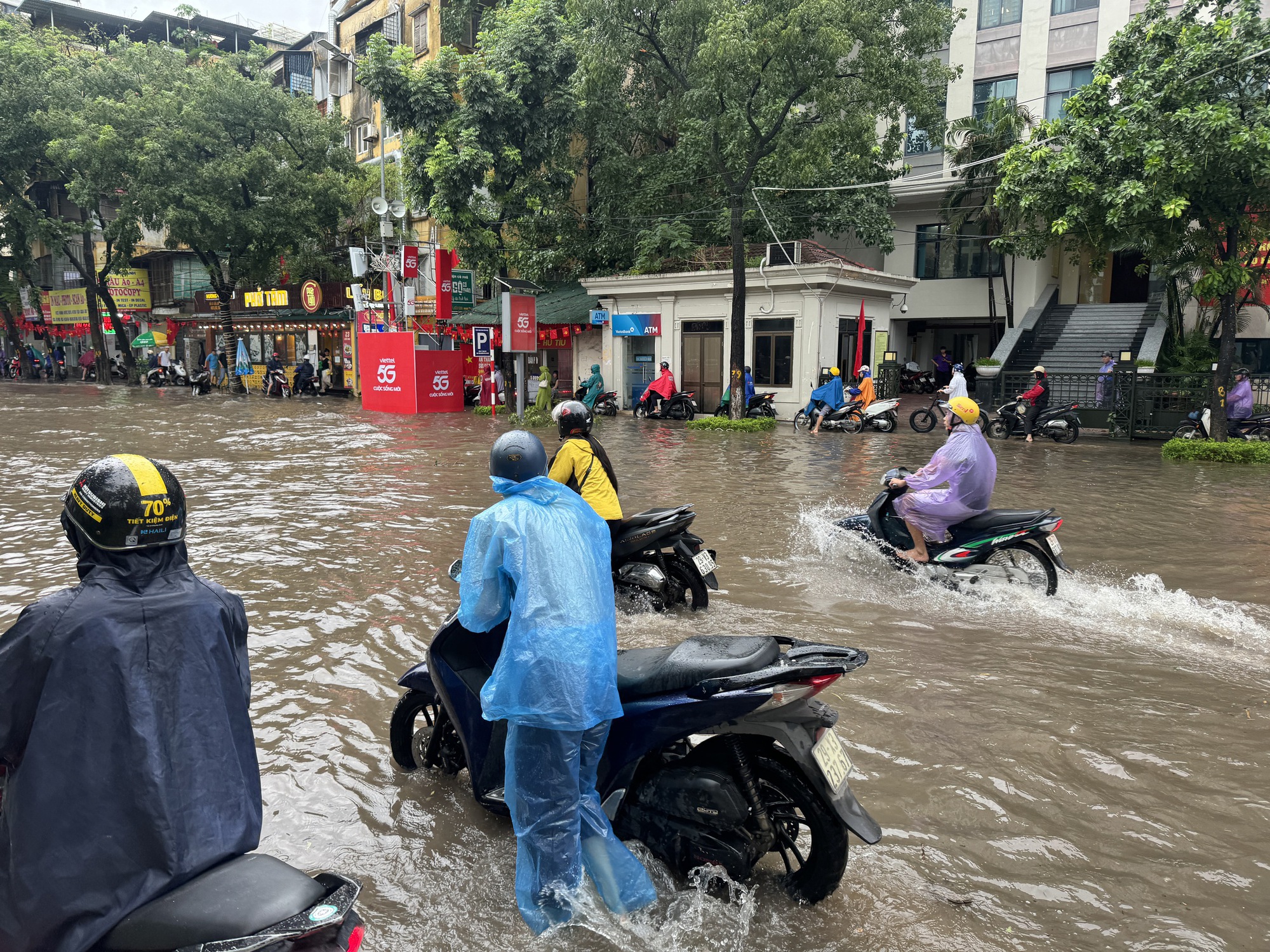 Hà Nội đang ngập khủng khiếp khắp nẻo đường: Người dân dùng xô múc nước tràn khỏi nhà- Ảnh 69.