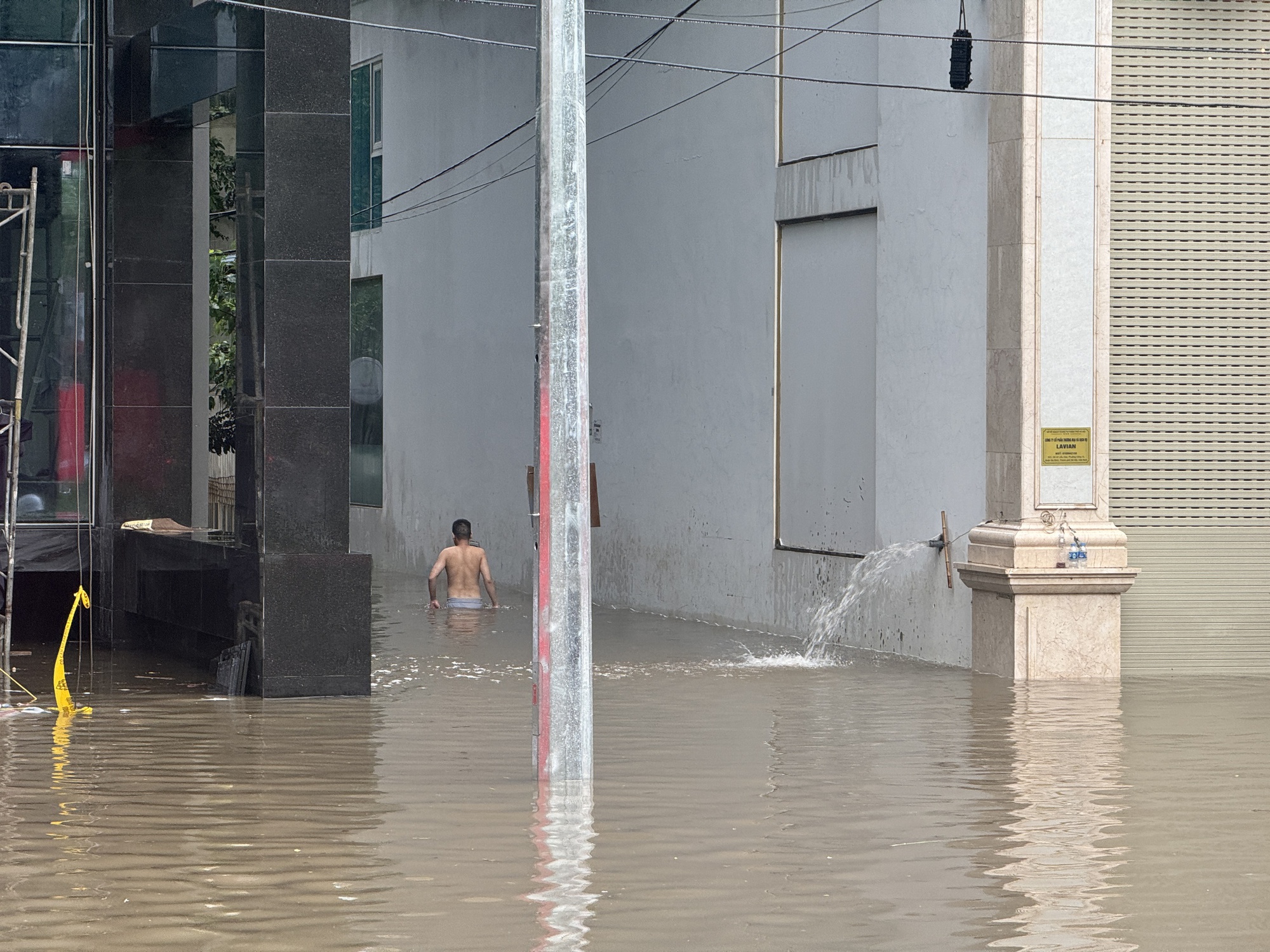 Hà Nội đang ngập khủng khiếp khắp nẻo đường: Người dân dùng xô múc nước tràn khỏi nhà- Ảnh 70.