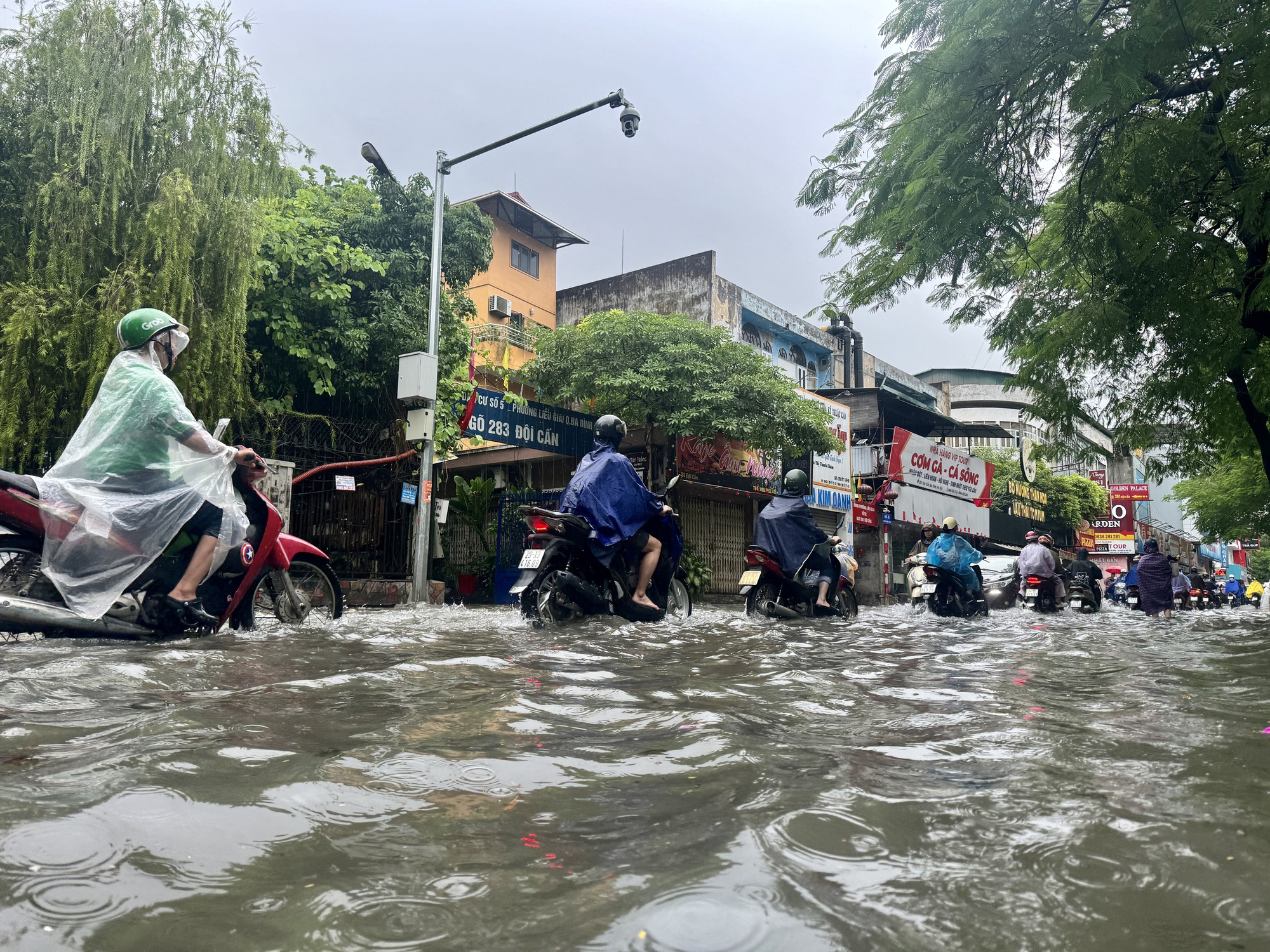 Hà Nội đang ngập khủng khiếp khắp nẻo đường: Người dân dùng xô múc nước tràn khỏi nhà- Ảnh 45.