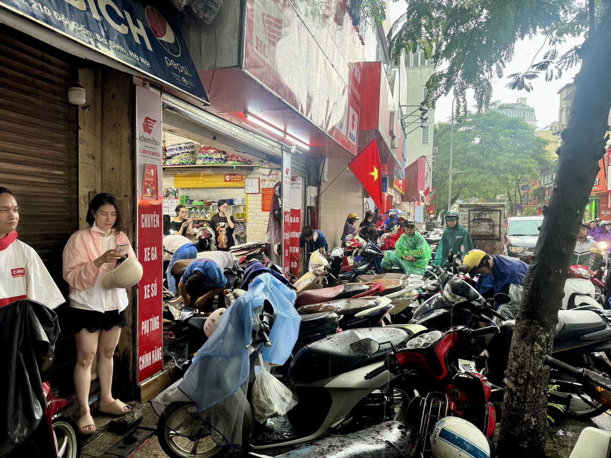 Hà Nội đang ngập khủng khiếp khắp nẻo đường: Người dân dùng xô múc nước tràn khỏi nhà- Ảnh 48.
