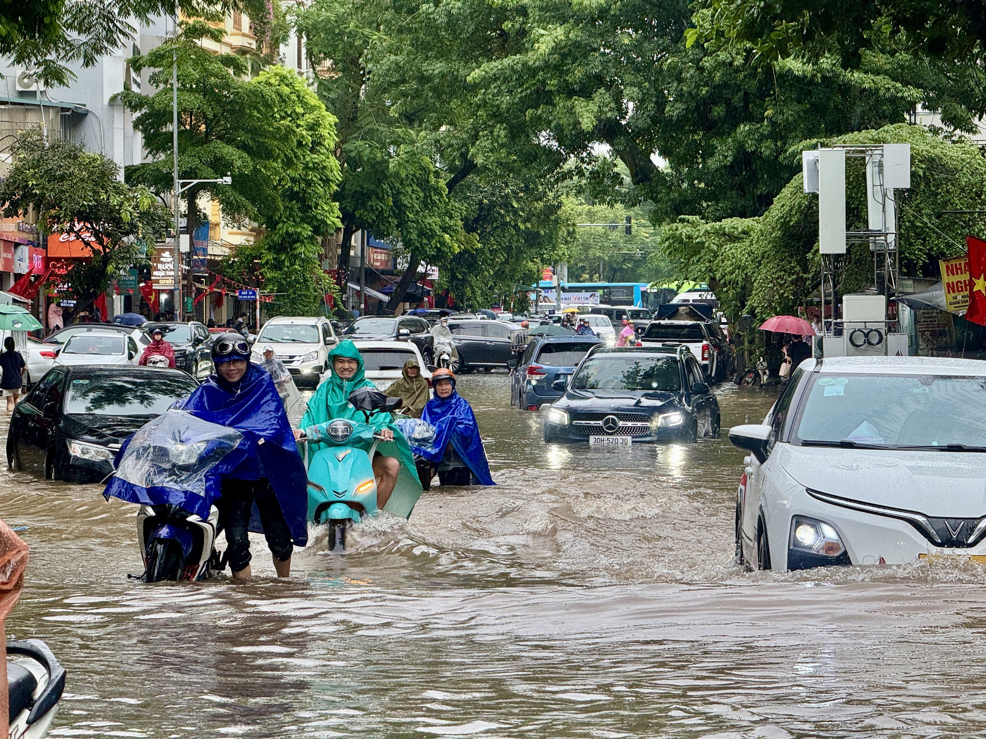 Hà Nội đang ngập khủng khiếp khắp nẻo đường: Người dân dùng xô múc nước tràn khỏi nhà- Ảnh 28.