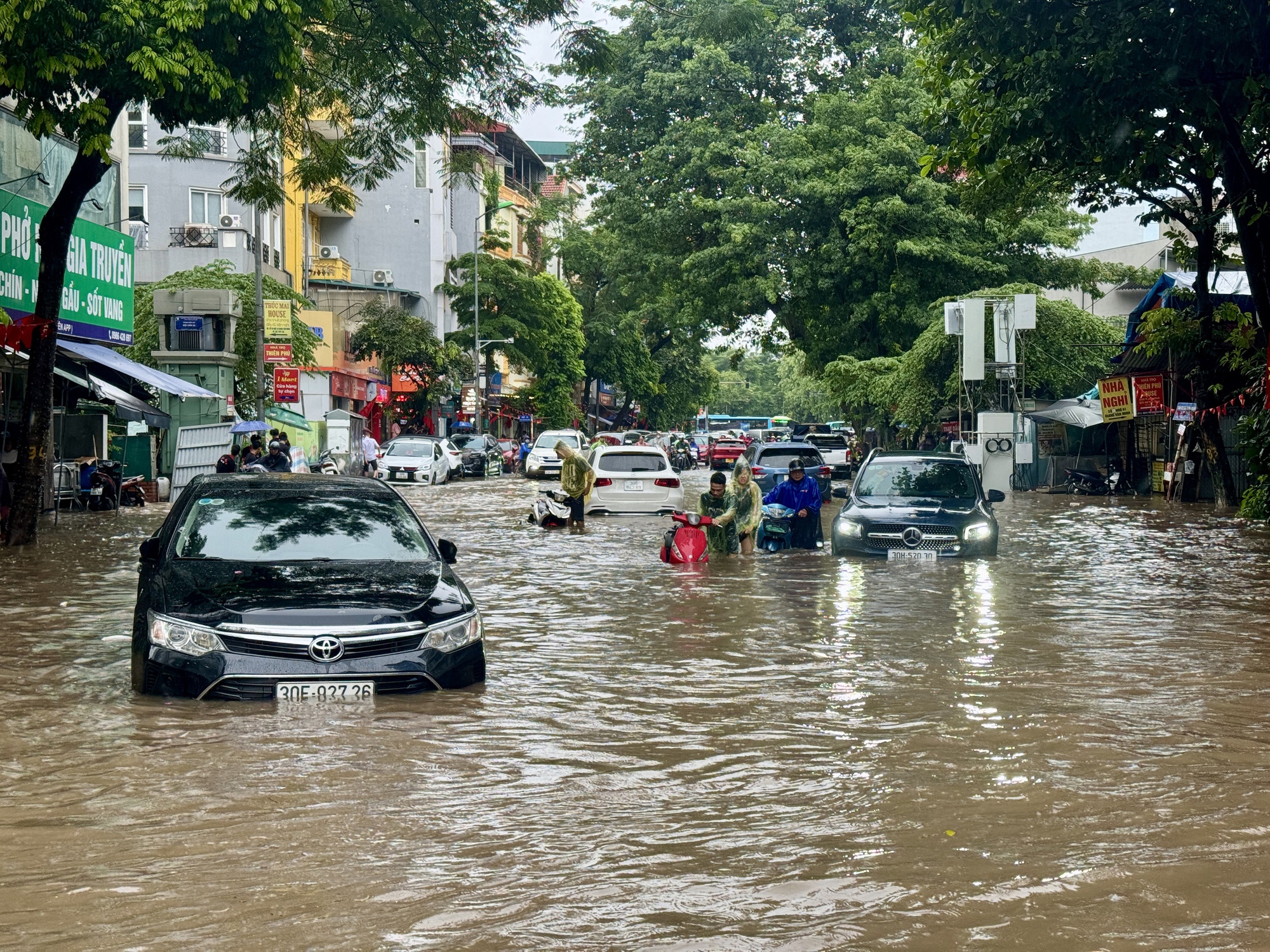 Hà Nội đang ngập khủng khiếp khắp nẻo đường: Người dân dùng xô múc nước tràn khỏi nhà- Ảnh 27.