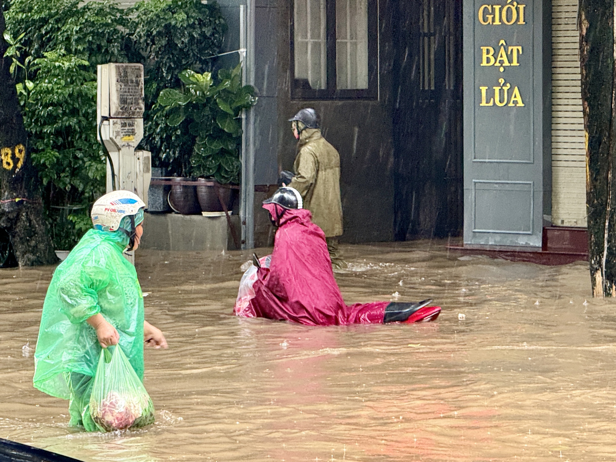 Hà Nội đang ngập khủng khiếp khắp nẻo đường: Người dân dùng xô múc nước tràn khỏi nhà- Ảnh 29.