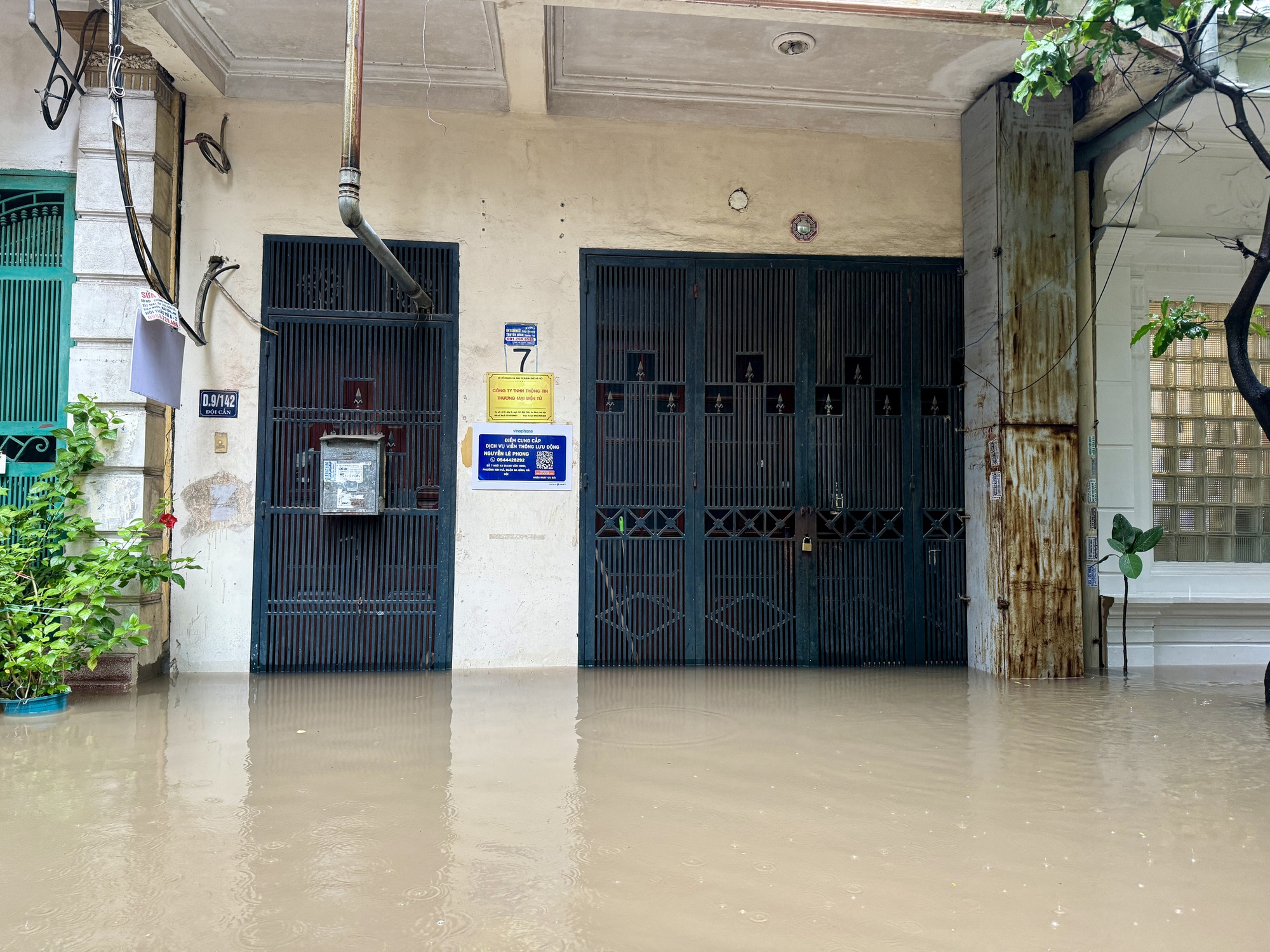 Hà Nội đang ngập khủng khiếp khắp nẻo đường: Người dân dùng xô múc nước tràn khỏi nhà- Ảnh 16.