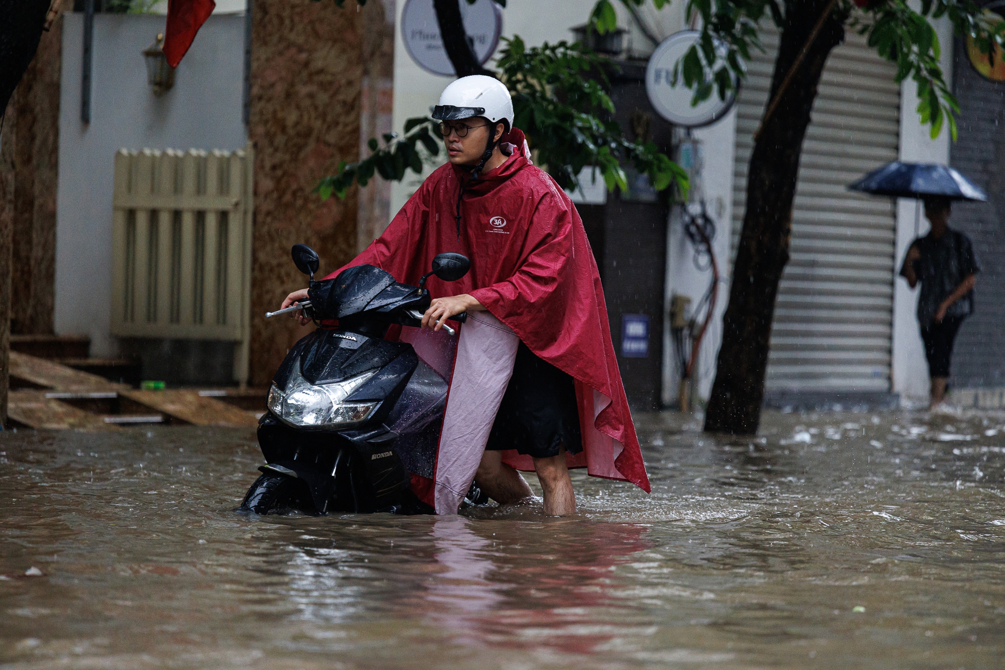 Hà Nội đang ngập khủng khiếp khắp nẻo đường: Người dân dùng xô múc nước tràn khỏi nhà- Ảnh 39.