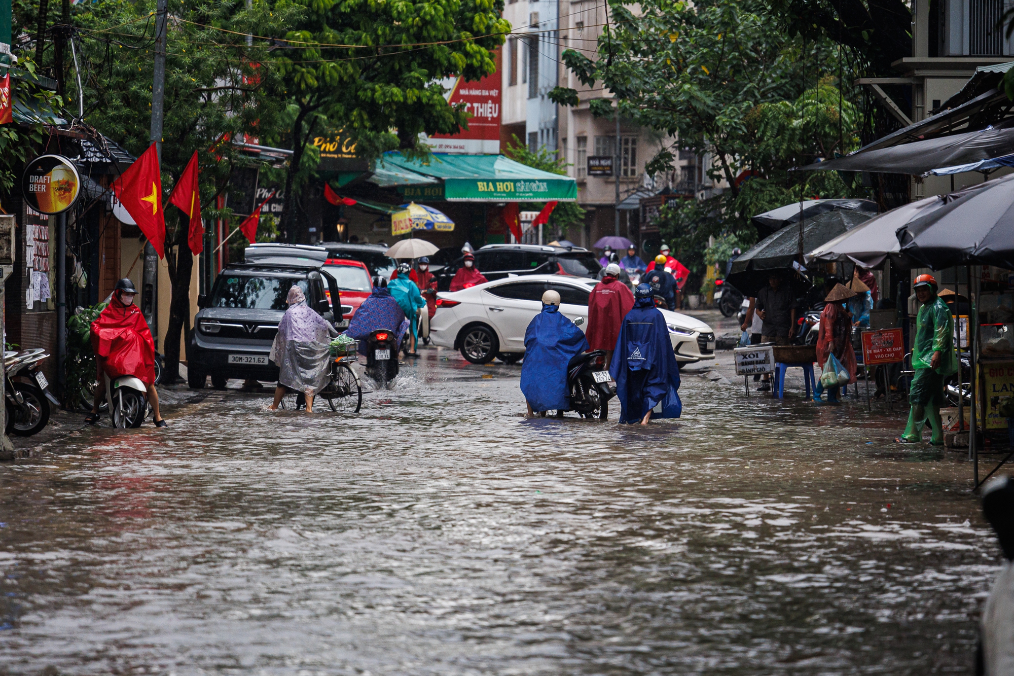 Hà Nội đang ngập khủng khiếp khắp nẻo đường: Người dân dùng xô múc nước tràn khỏi nhà- Ảnh 35.