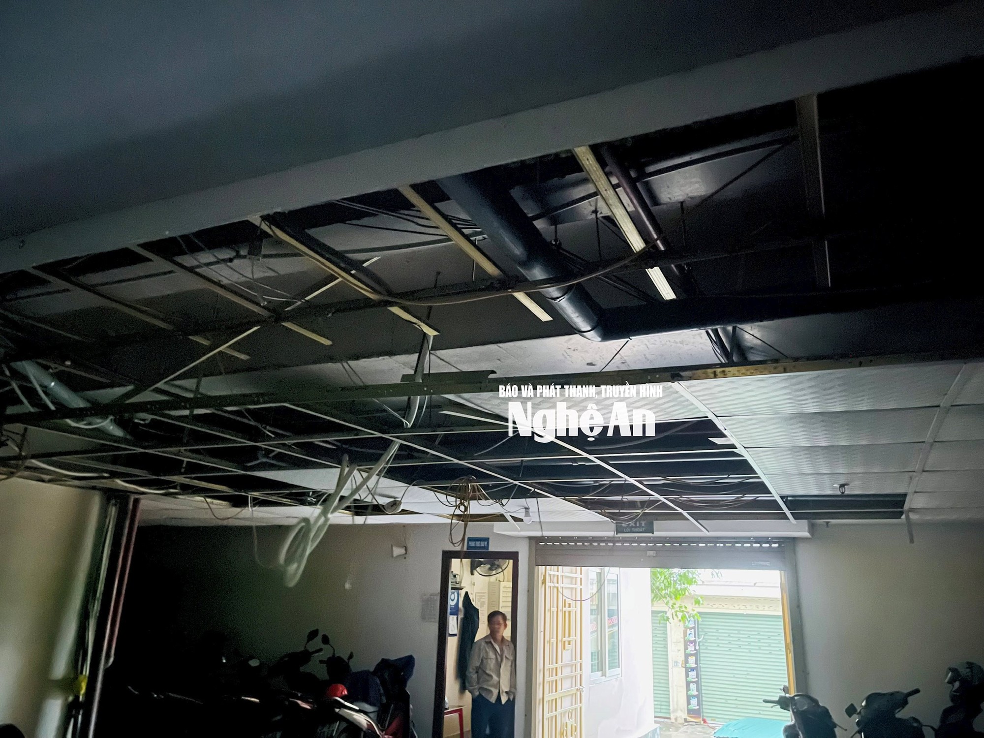 Hình ảnh tan hoang bên trong Bệnh viện Sản Nhi Nghệ An sau khi bão số 5 đi qua, thương quá miền Trung ơi! - Ảnh 12. Hình ảnh tan hoang bên trong Bệnh viện Sản Nhi Nghệ An sau khi bão số 5 đi qua, thương quá miền Trung ơi! - Ảnh 12.