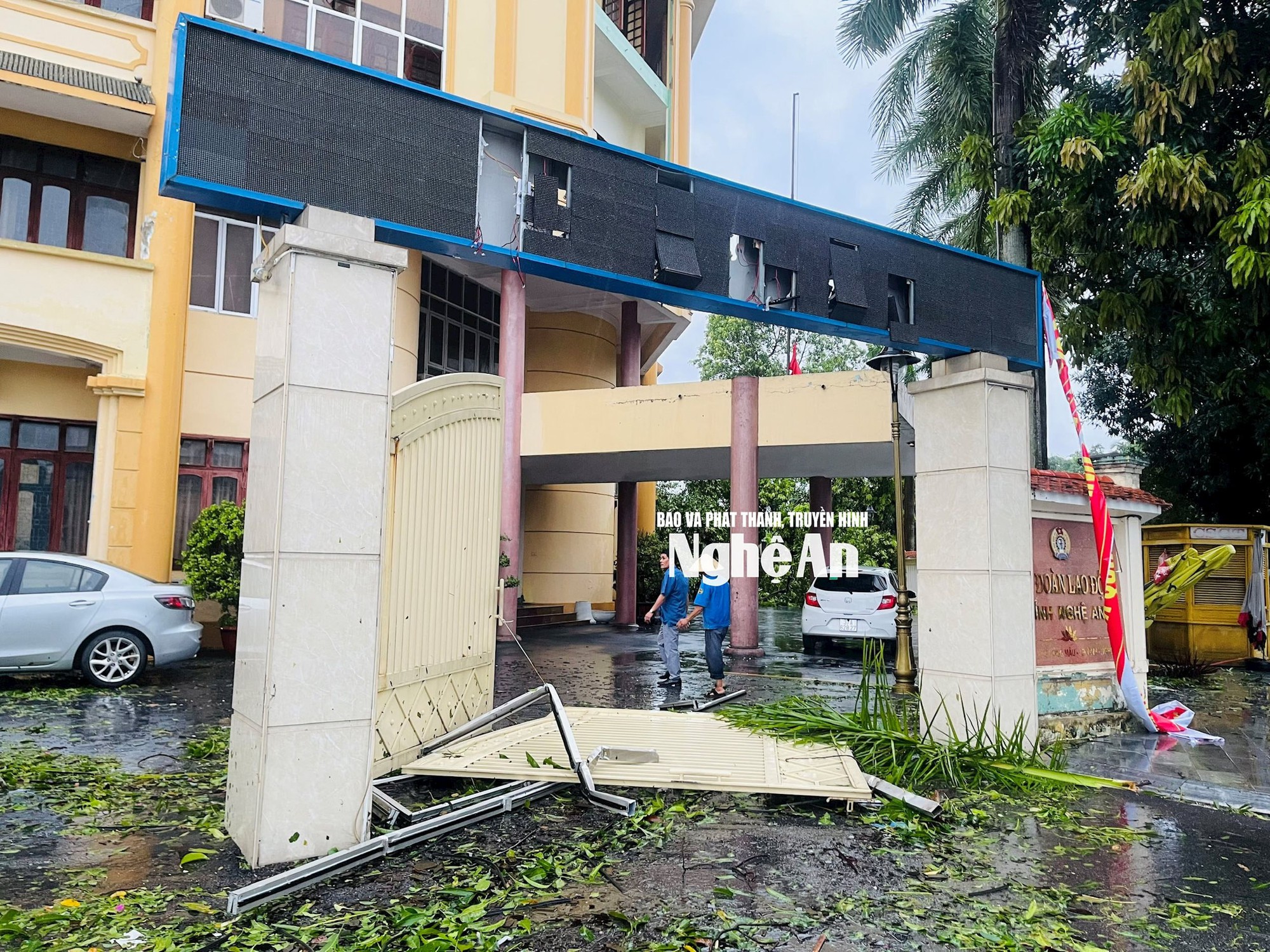 Hình ảnh tan hoang bên trong Bệnh viện Sản Nhi Nghệ An sau khi bão số 5 đi qua, thương quá miền Trung ơi! - Ảnh 11. Hình ảnh tan hoang bên trong Bệnh viện Sản Nhi Nghệ An sau khi bão số 5 đi qua, thương quá miền Trung ơi! - Ảnh 11.