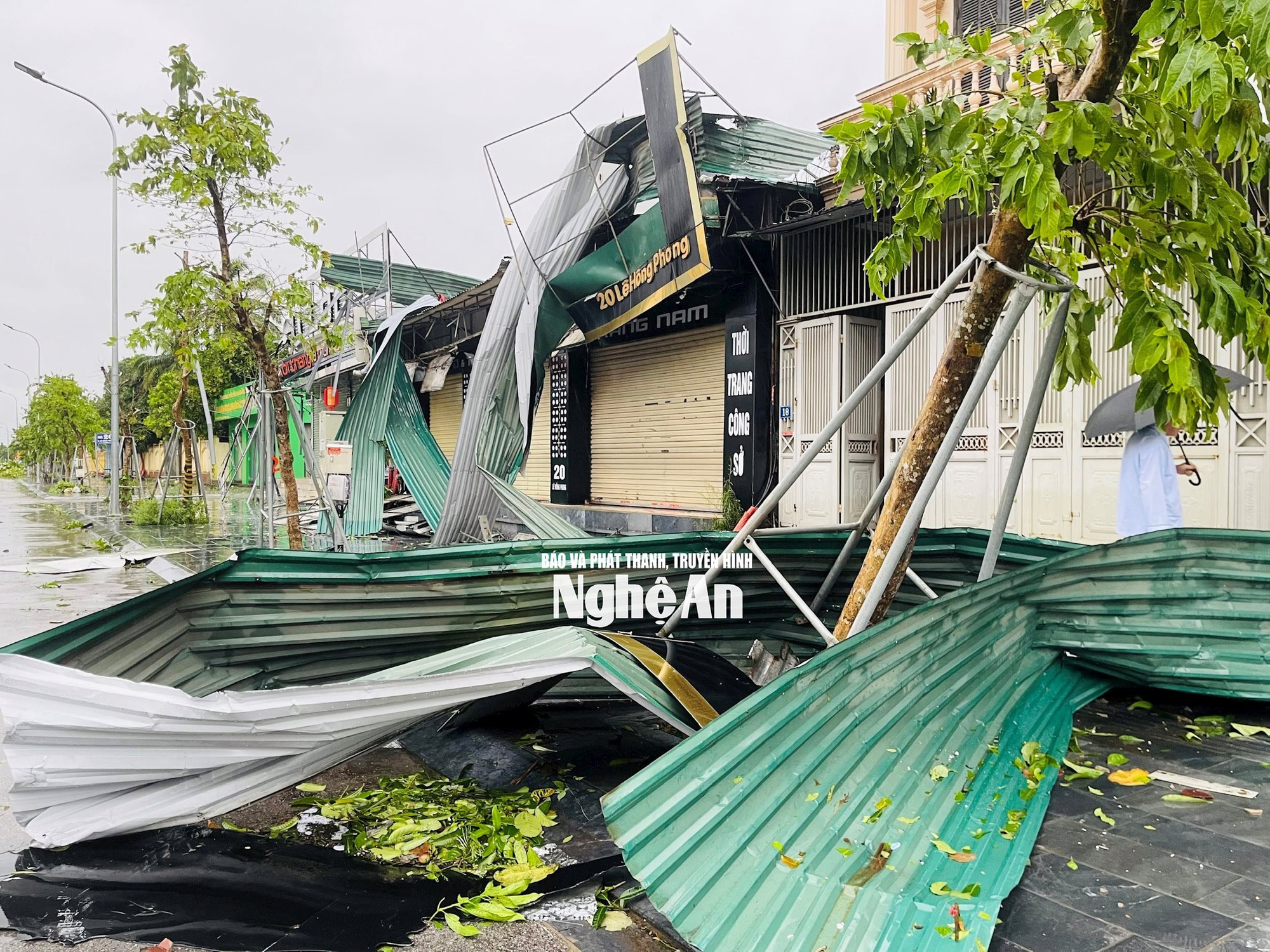 Hình ảnh tan hoang bên trong Bệnh viện Sản Nhi Nghệ An sau khi bão số 5 đi qua, thương quá miền Trung ơi! - Ảnh 6. Hình ảnh tan hoang bên trong Bệnh viện Sản Nhi Nghệ An sau khi bão số 5 đi qua, thương quá miền Trung ơi! - Ảnh 6.