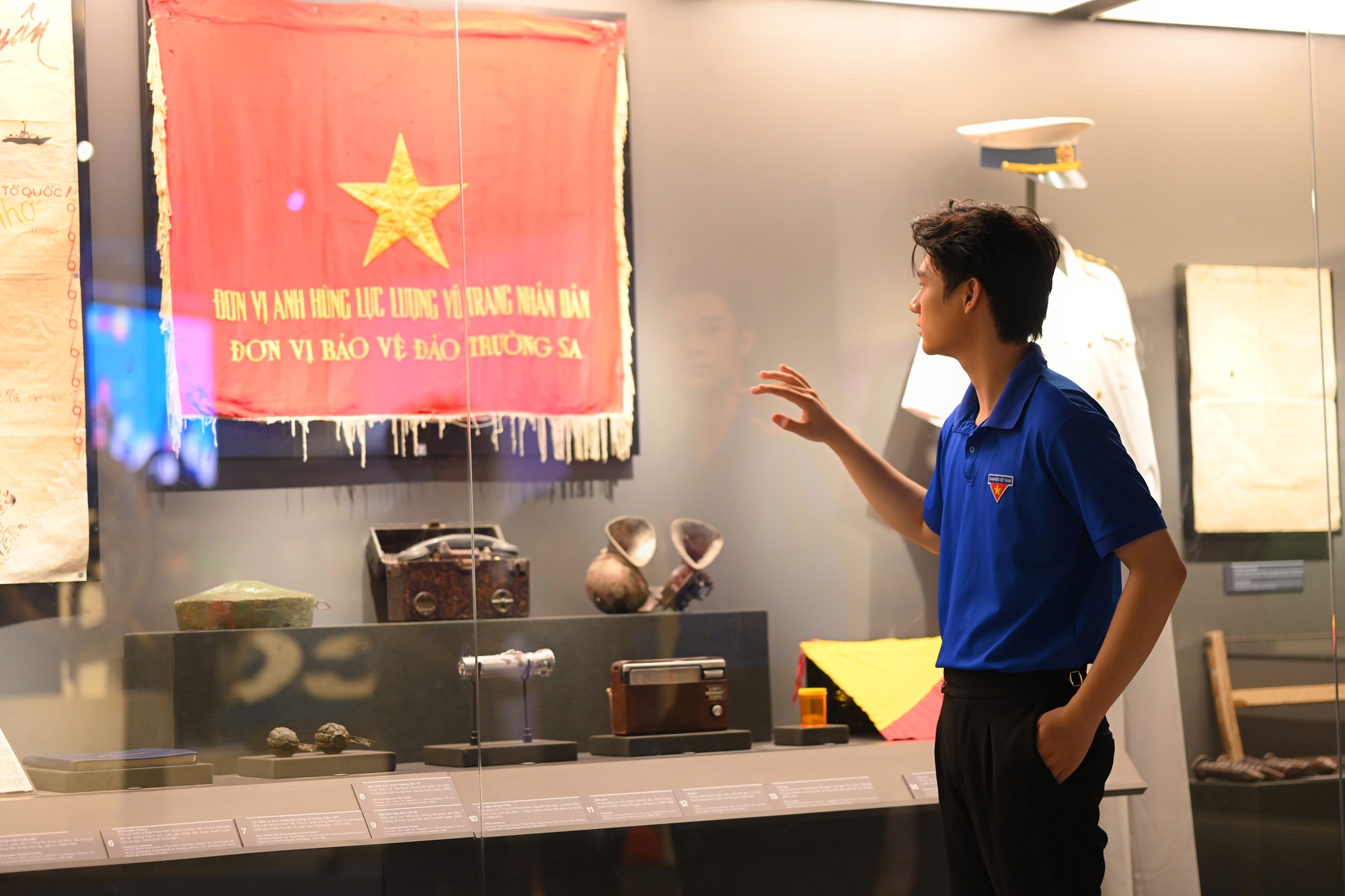 Danh tính mỹ nam gây sốt với bộ ảnh diện áo đoàn hướng về đại lễ 2/9- Ảnh 3. Danh tính mỹ nam gây sốt với bộ ảnh diện áo đoàn hướng về đại lễ 2/9- Ảnh 3.