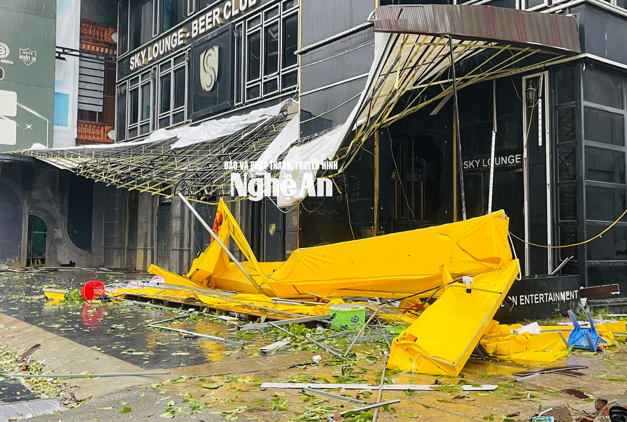 Hình ảnh tan hoang bên trong Bệnh viện Sản Nhi Nghệ An sau khi bão số 5 đi qua, thương quá miền Trung ơi! - Ảnh 10. Hình ảnh tan hoang bên trong Bệnh viện Sản Nhi Nghệ An sau khi bão số 5 đi qua, thương quá miền Trung ơi! - Ảnh 10.