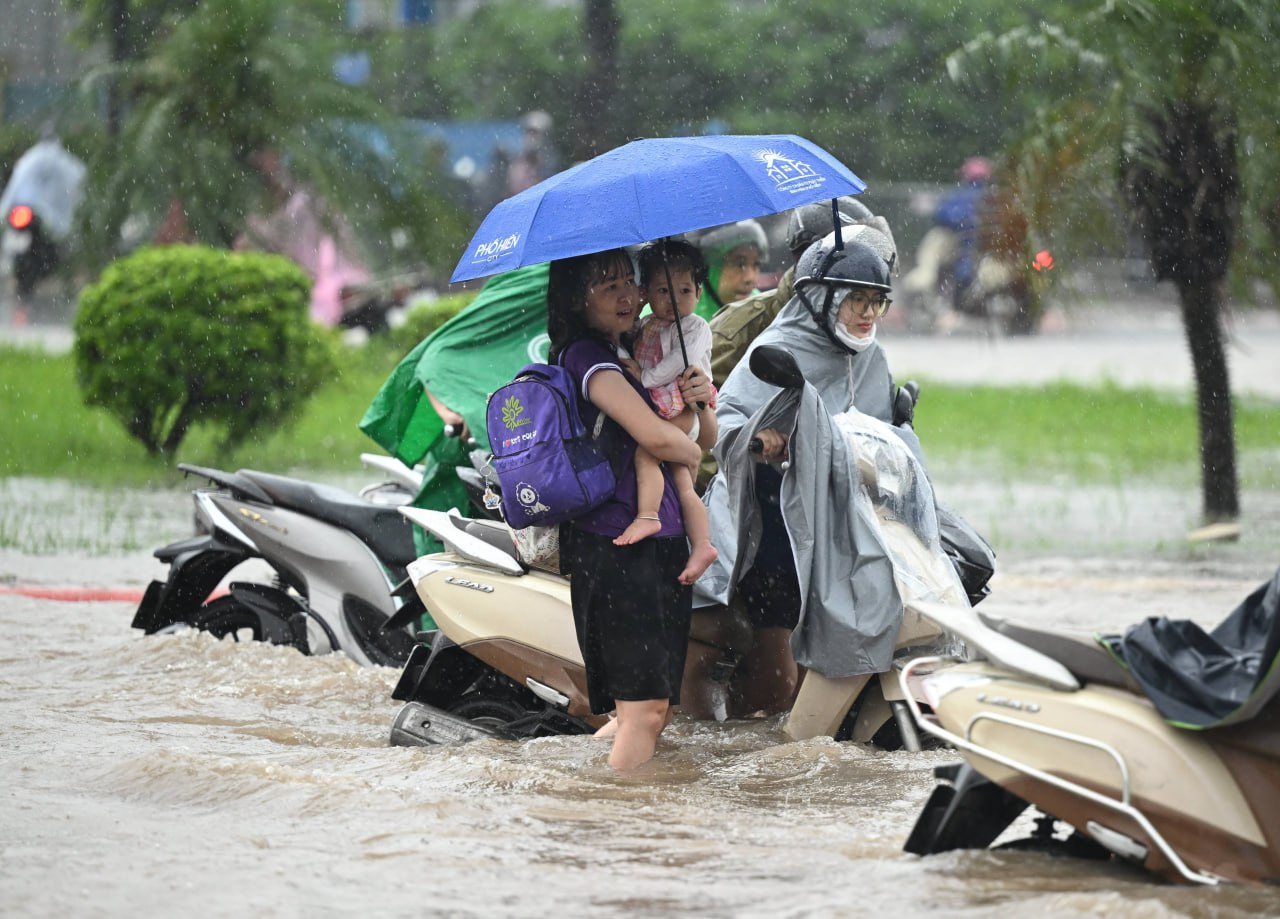 Đưa con đi học: Thử thách lớn nhất sáng nay của phụ huynh! - Ảnh 1.