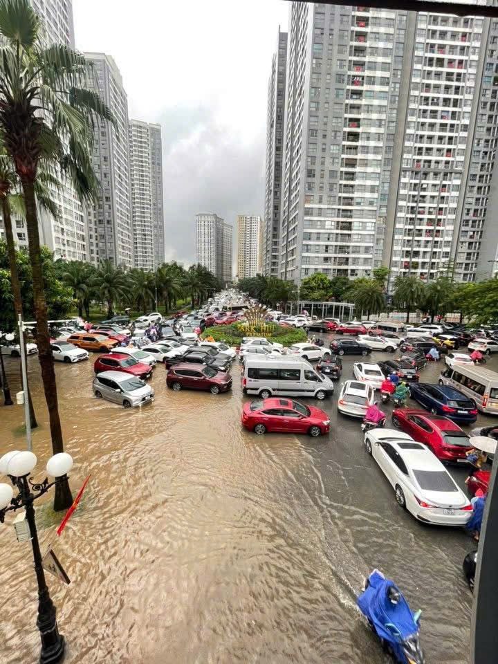 Hà Nội đang ngập khủng khiếp khắp nẻo đường: Người dân dùng xô múc nước tràn khỏi nhà- Ảnh 50.