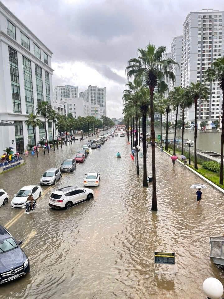 Hà Nội đang ngập khủng khiếp khắp nẻo đường: Người dân dùng xô múc nước tràn khỏi nhà- Ảnh 49.