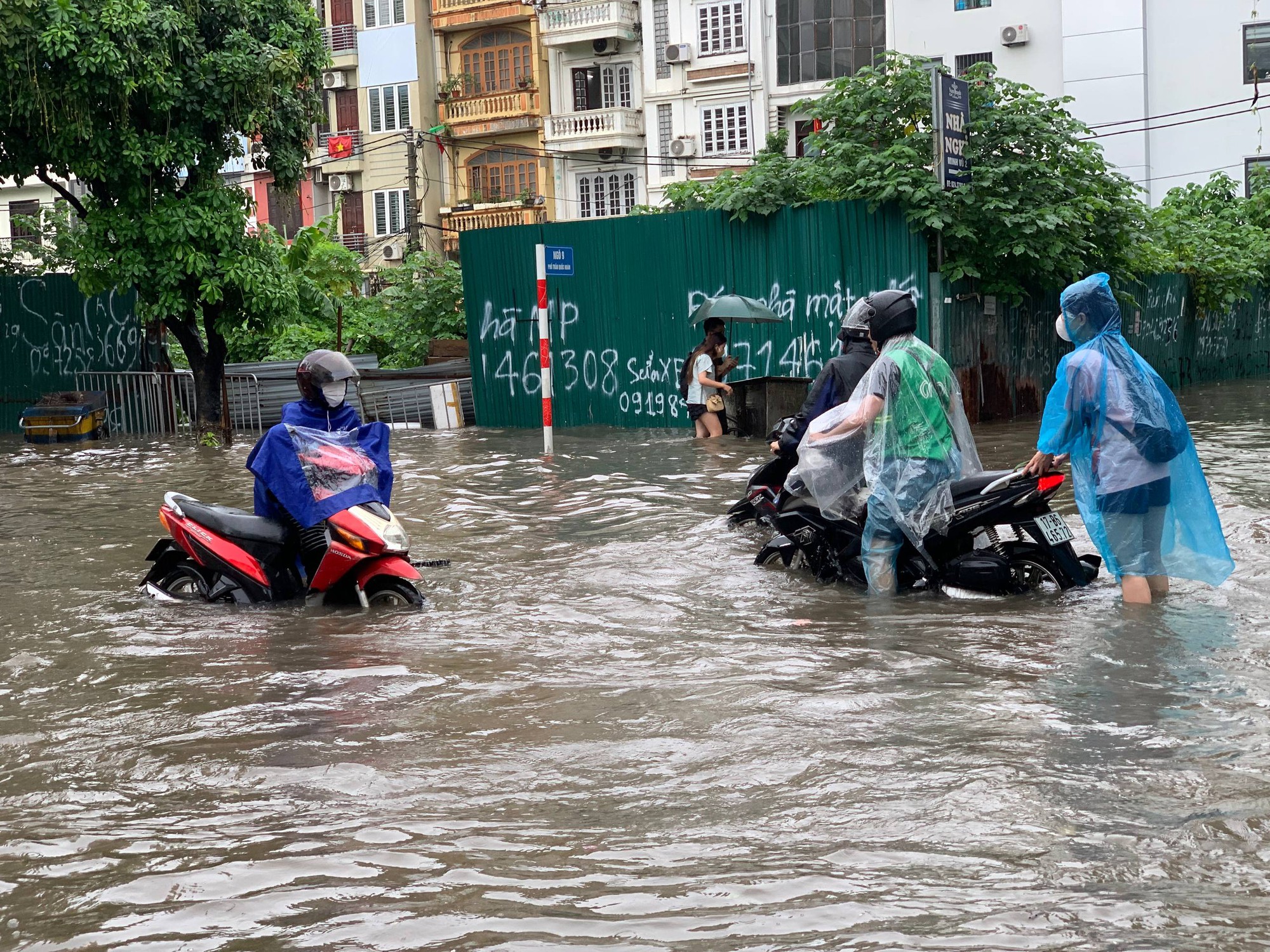 Hà Nội đang ngập khủng khiếp khắp nẻo đường: Người dân dùng xô múc nước tràn khỏi nhà- Ảnh 23.