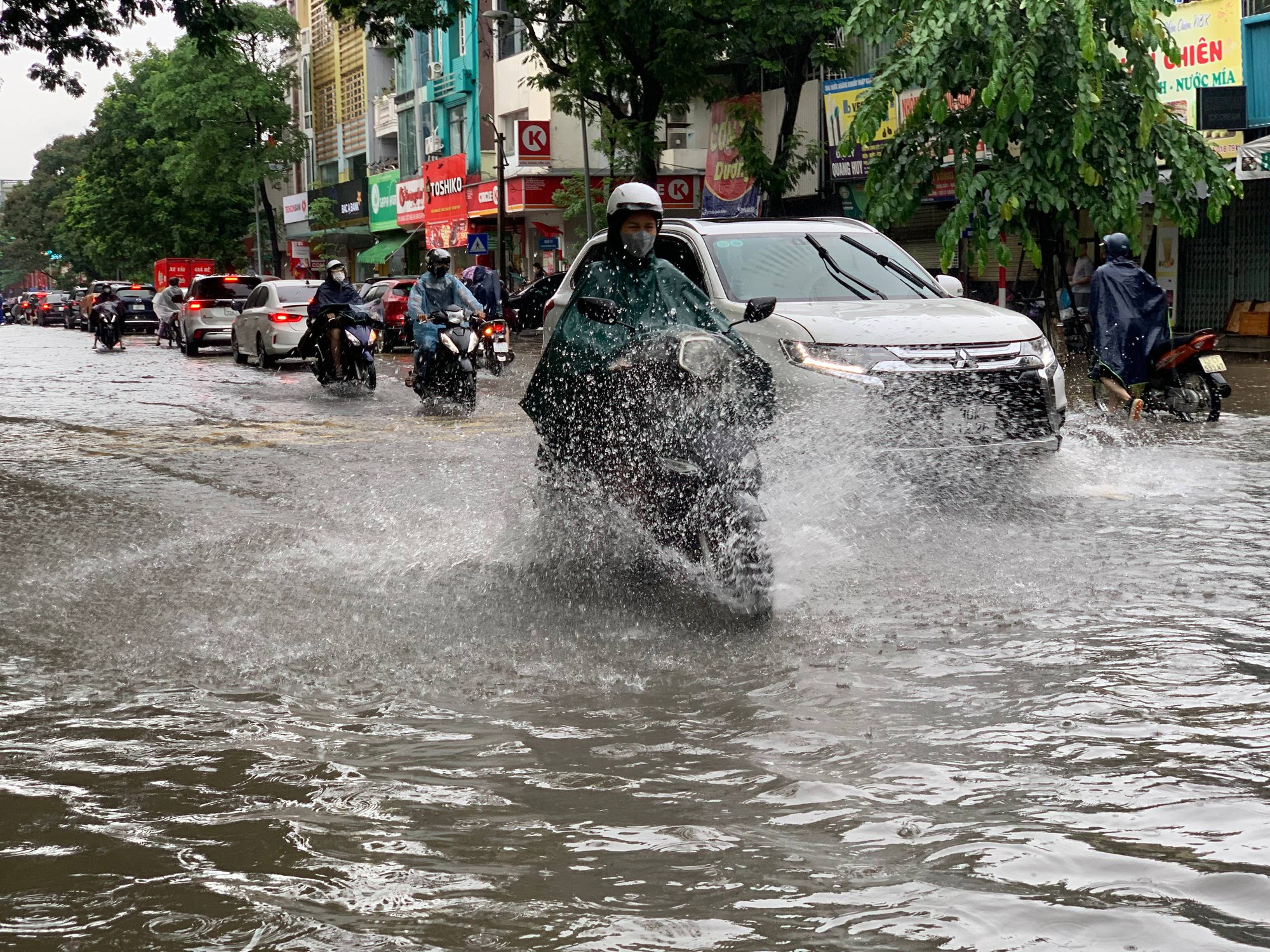 Hà Nội đang ngập khủng khiếp khắp nẻo đường: Người dân dùng xô múc nước tràn khỏi nhà- Ảnh 24.
